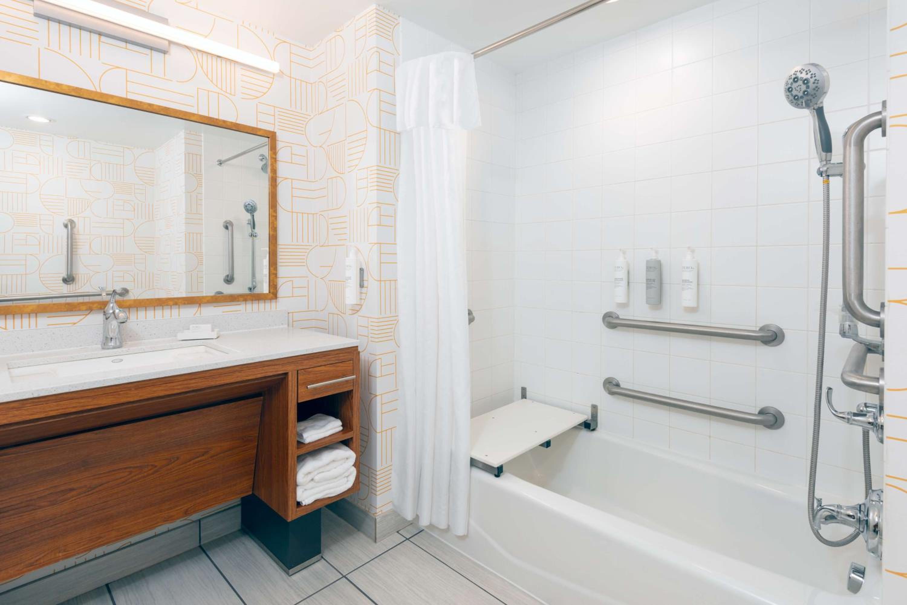 King Suite - Mobility Access/Non-Smoking photo 3