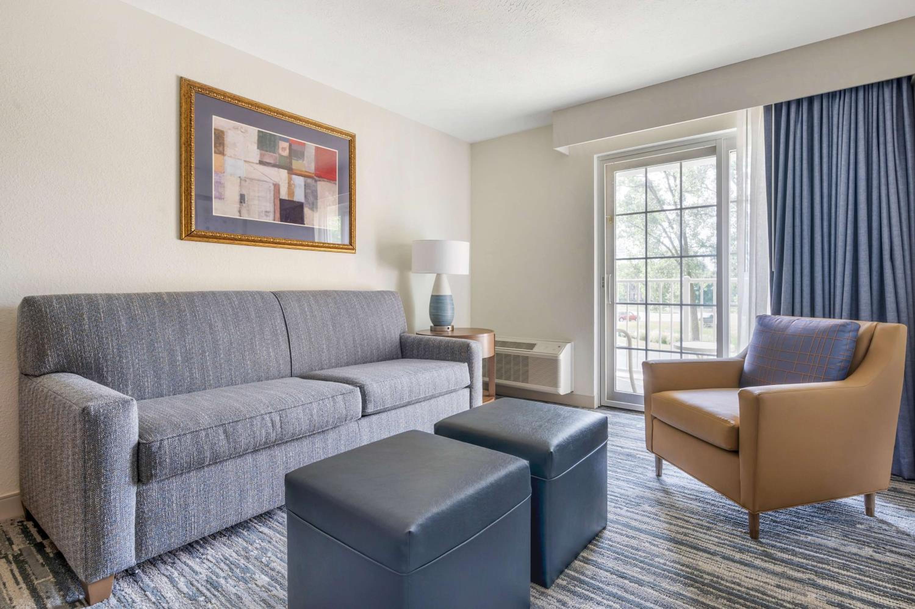 One-Bedroom King Suite with Balcony - Photo 3