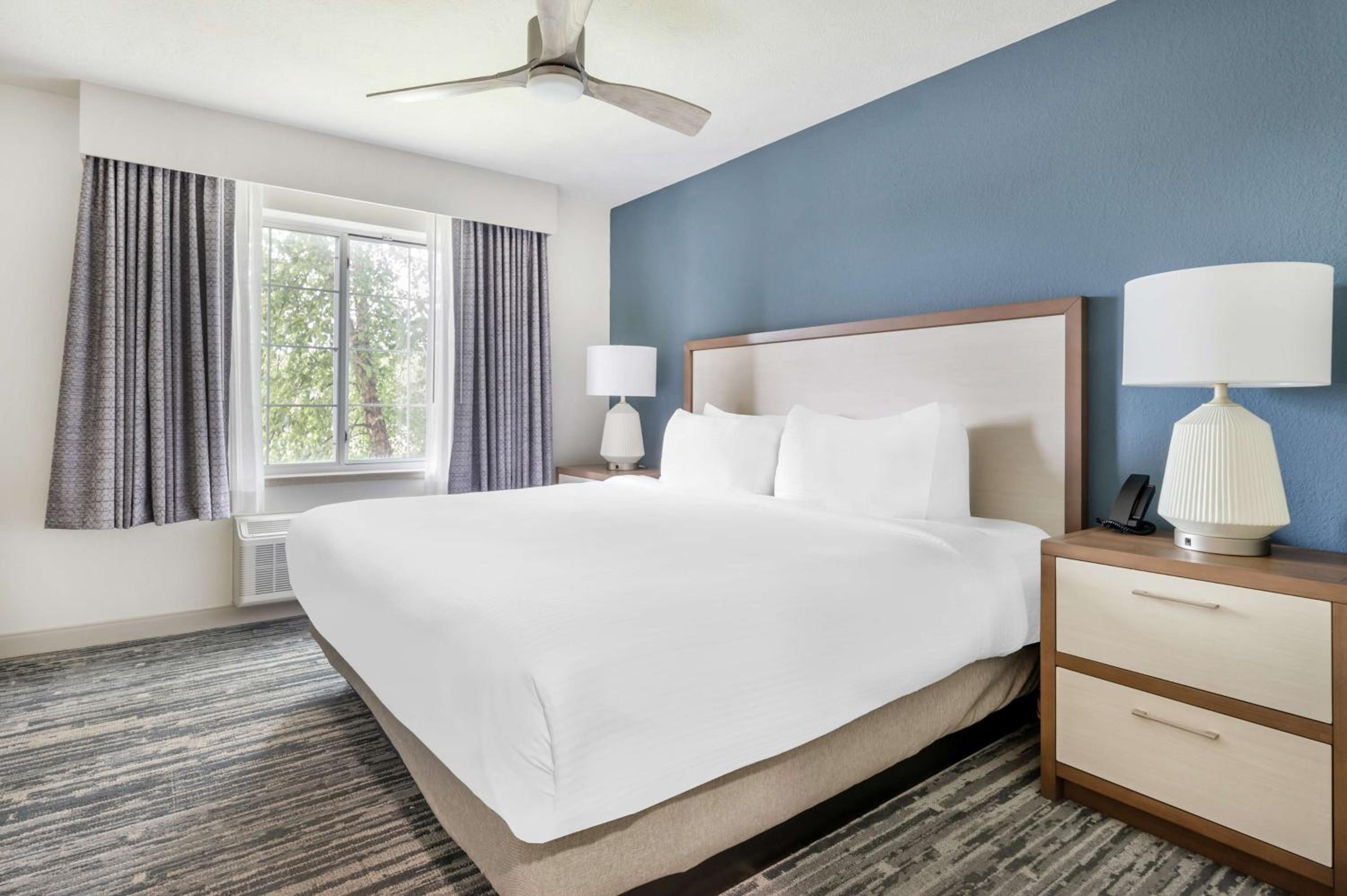 One-Bedroom King Suite with Balcony - Photo 4