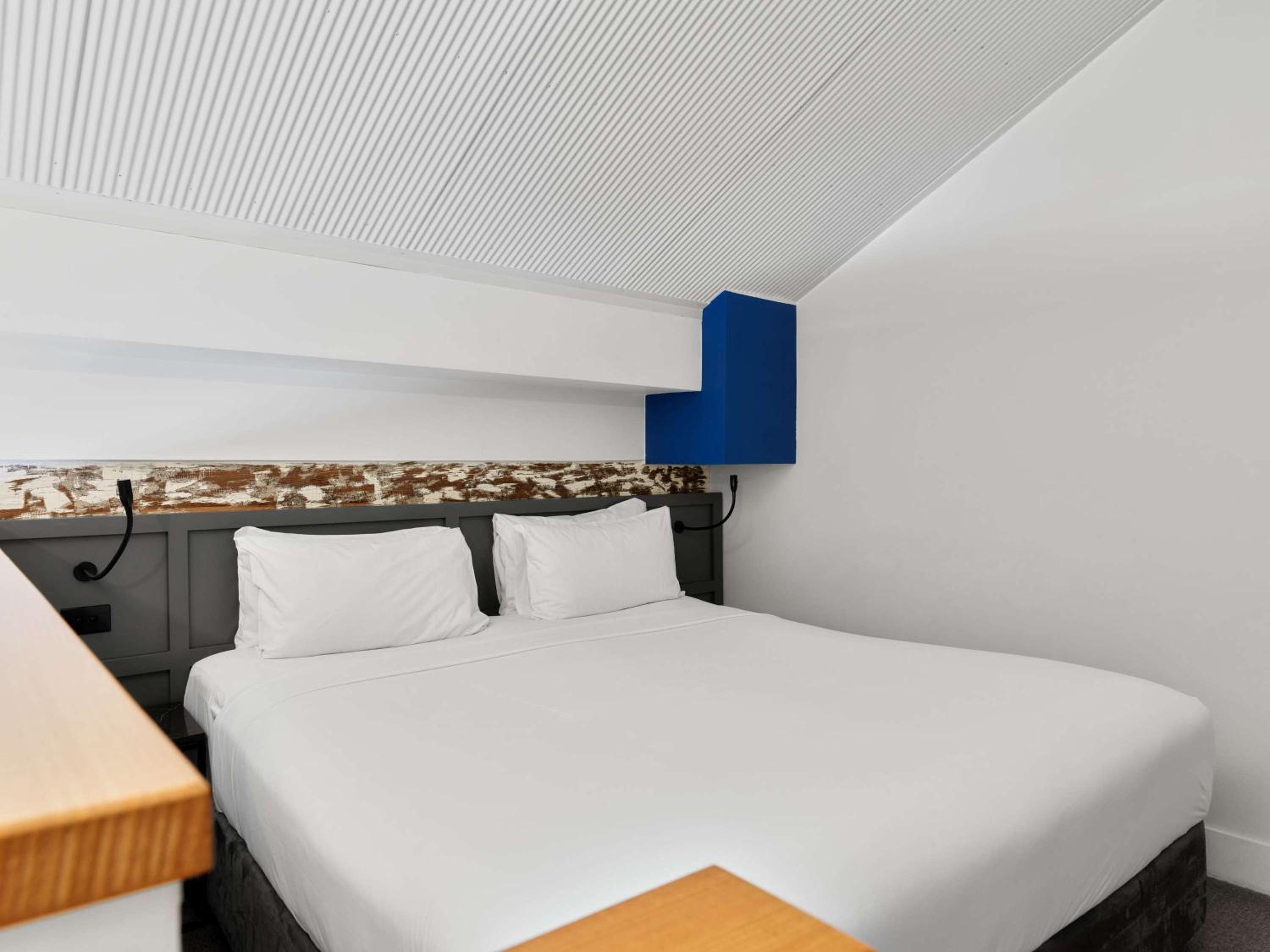 Loft Suite with One King Bed thumbnail 5