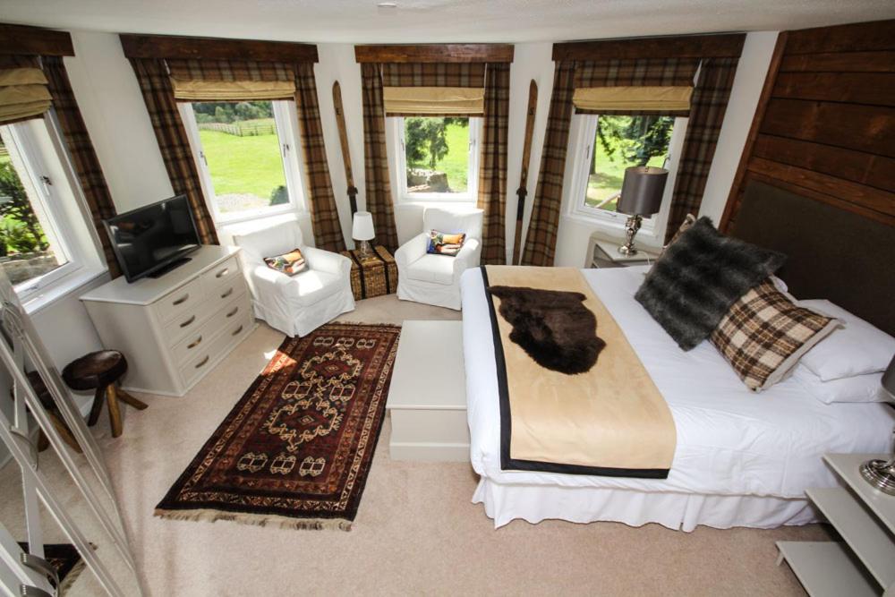 Eight-Bedroom House photo 1