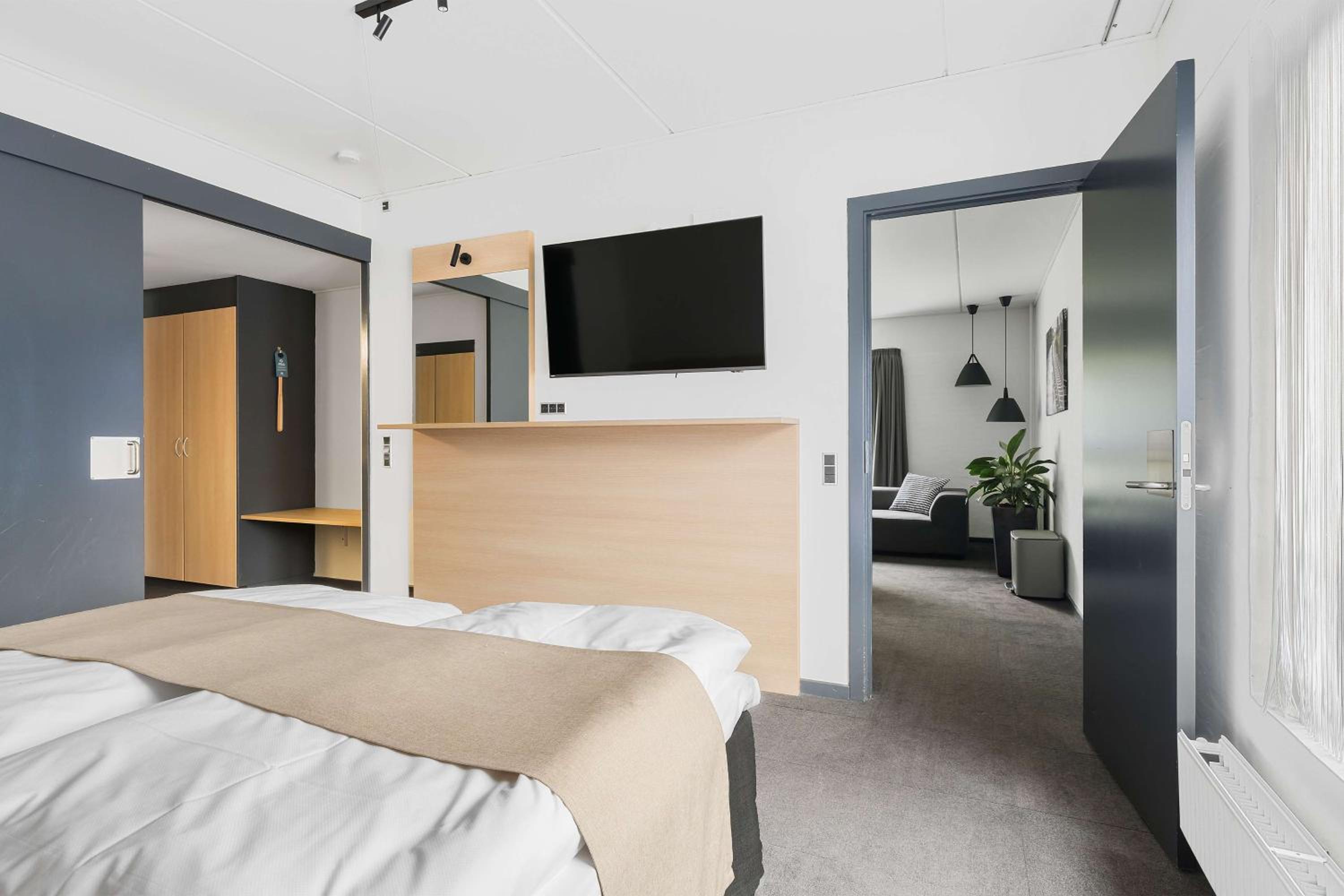 Junior Queen Suite - Photo 6