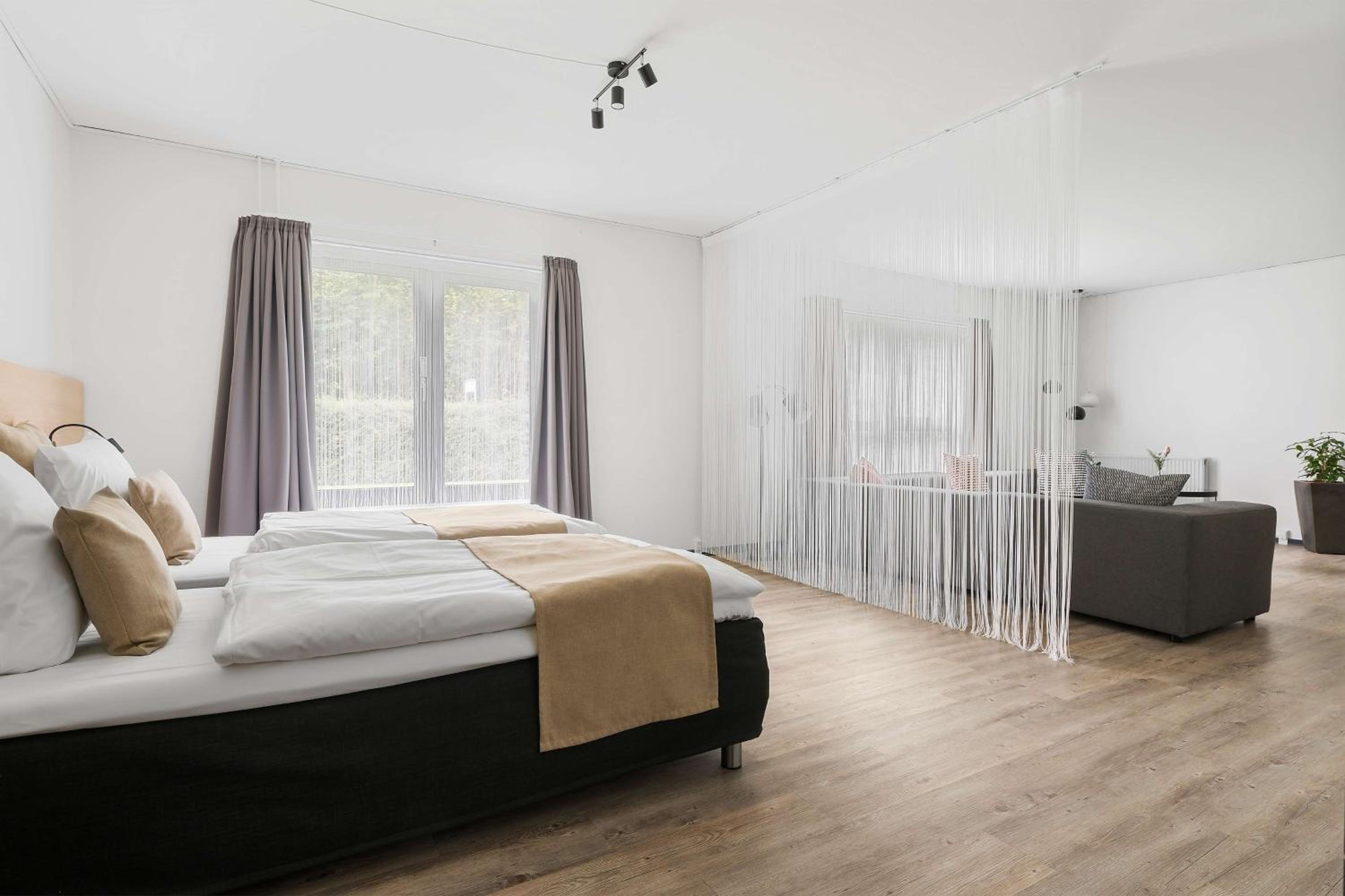 Family Room with One Queen Bed and Two Single Beds - Photo 4