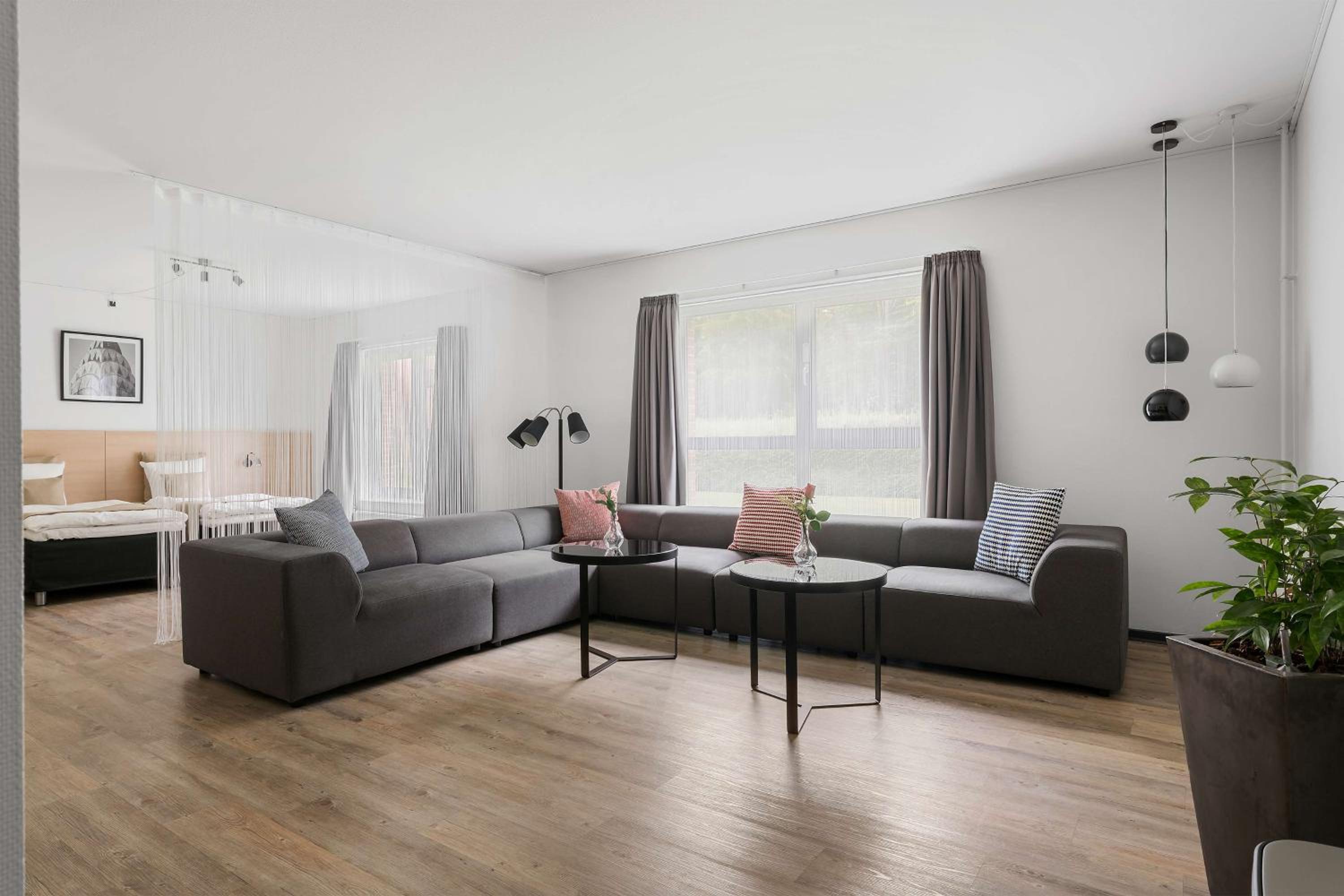 Family Room with One Queen Bed and Two Single Beds - Photo 1