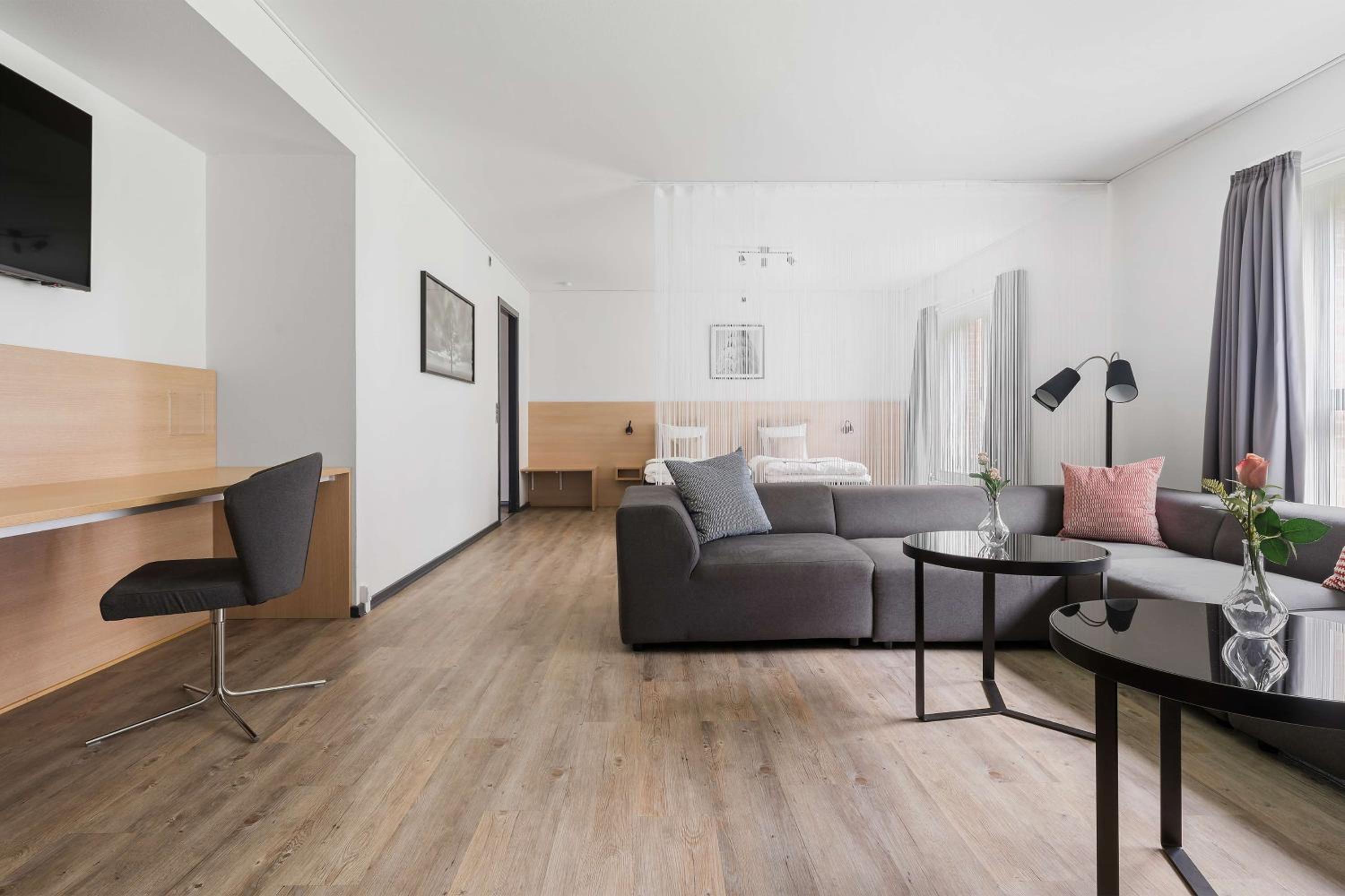 Family Room with One Queen Bed and Two Single Beds - Photo 3