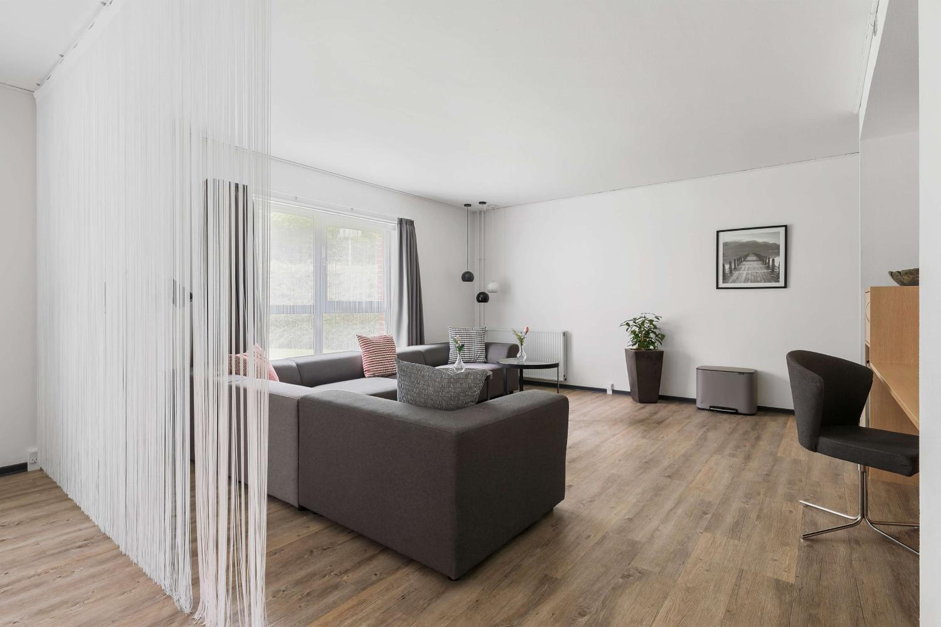 Family Room with One Queen Bed and Two Single Beds - Photo 2
