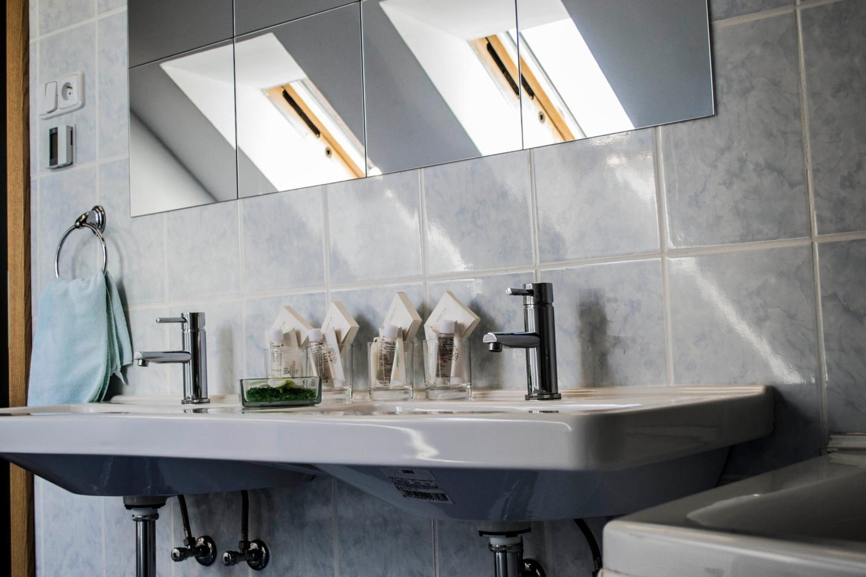 Quadruple Room with Bath - Photo 9