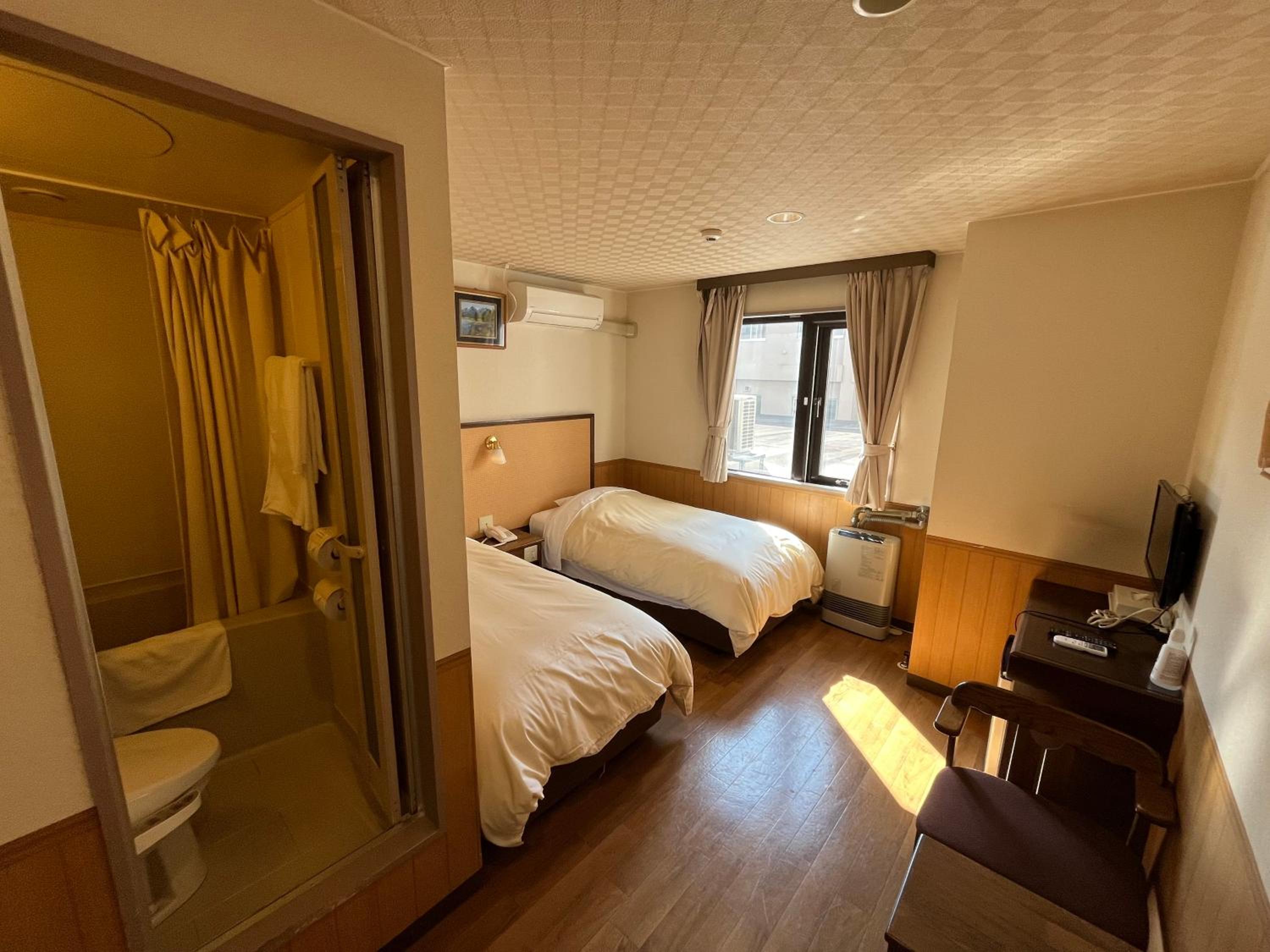 Twin Room - Non-Smoking - Photo 4