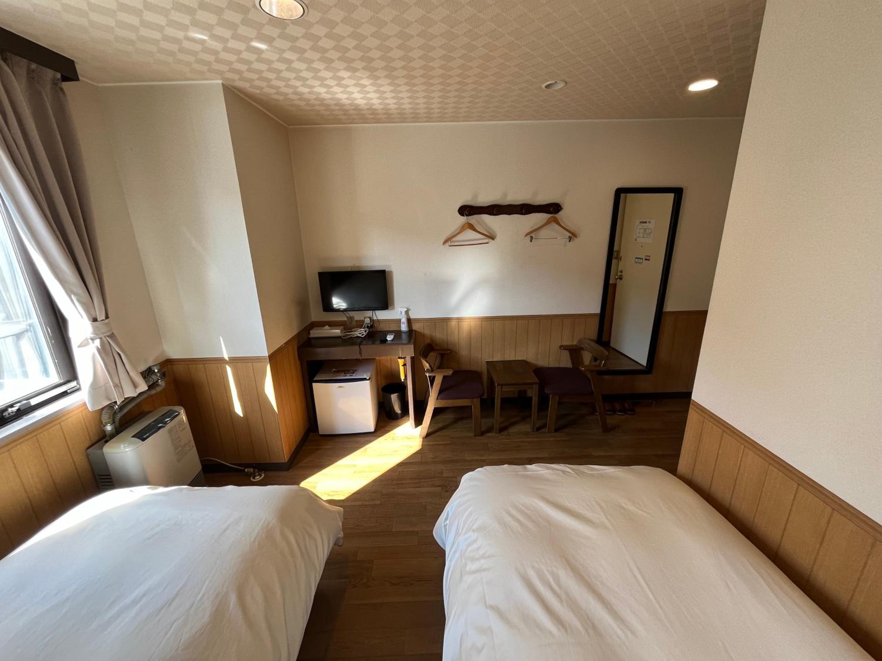 Twin Room - Non-Smoking - Photo 3