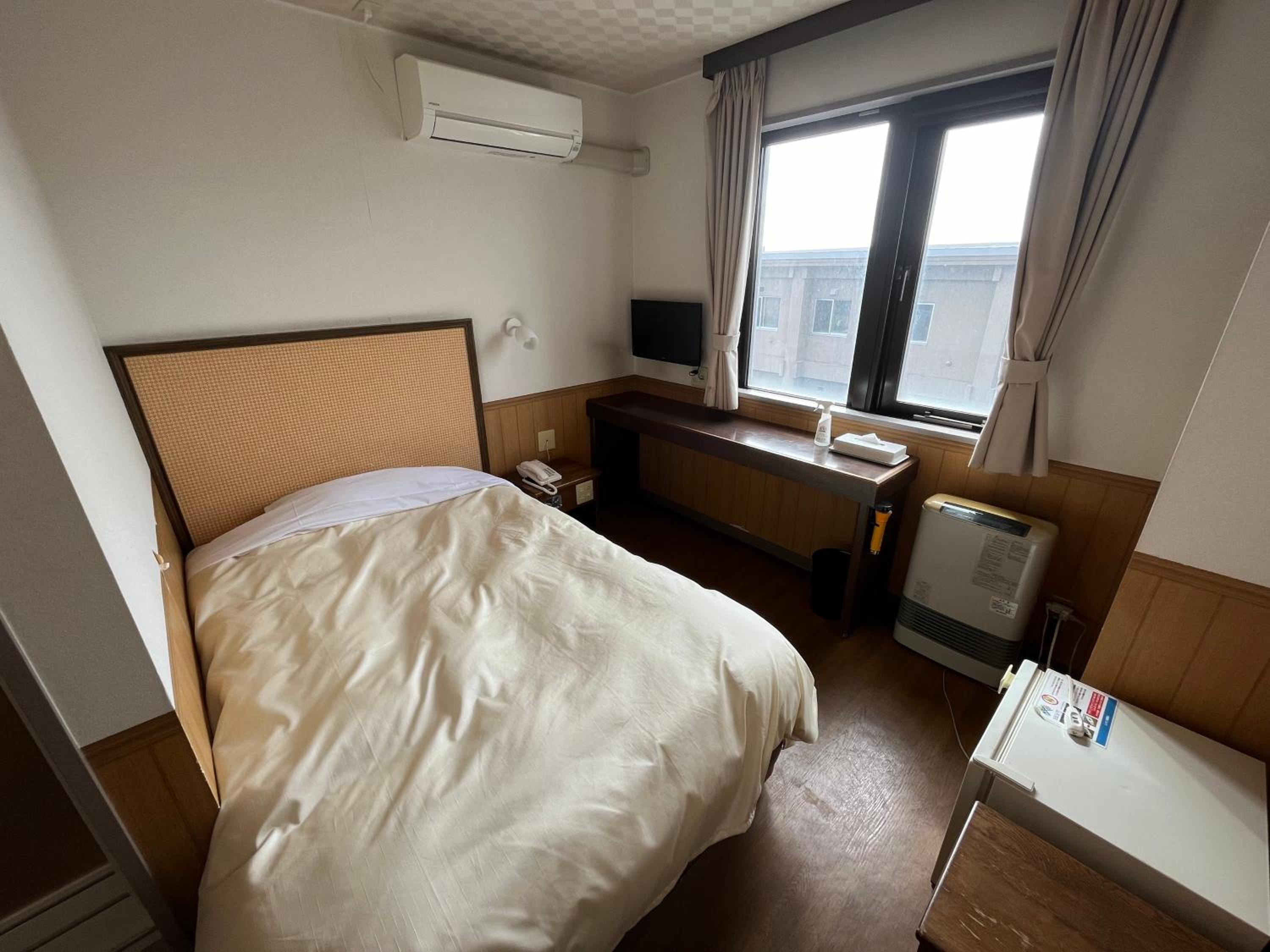 Double Room with Small Double Bed - Smoking - Photo 1