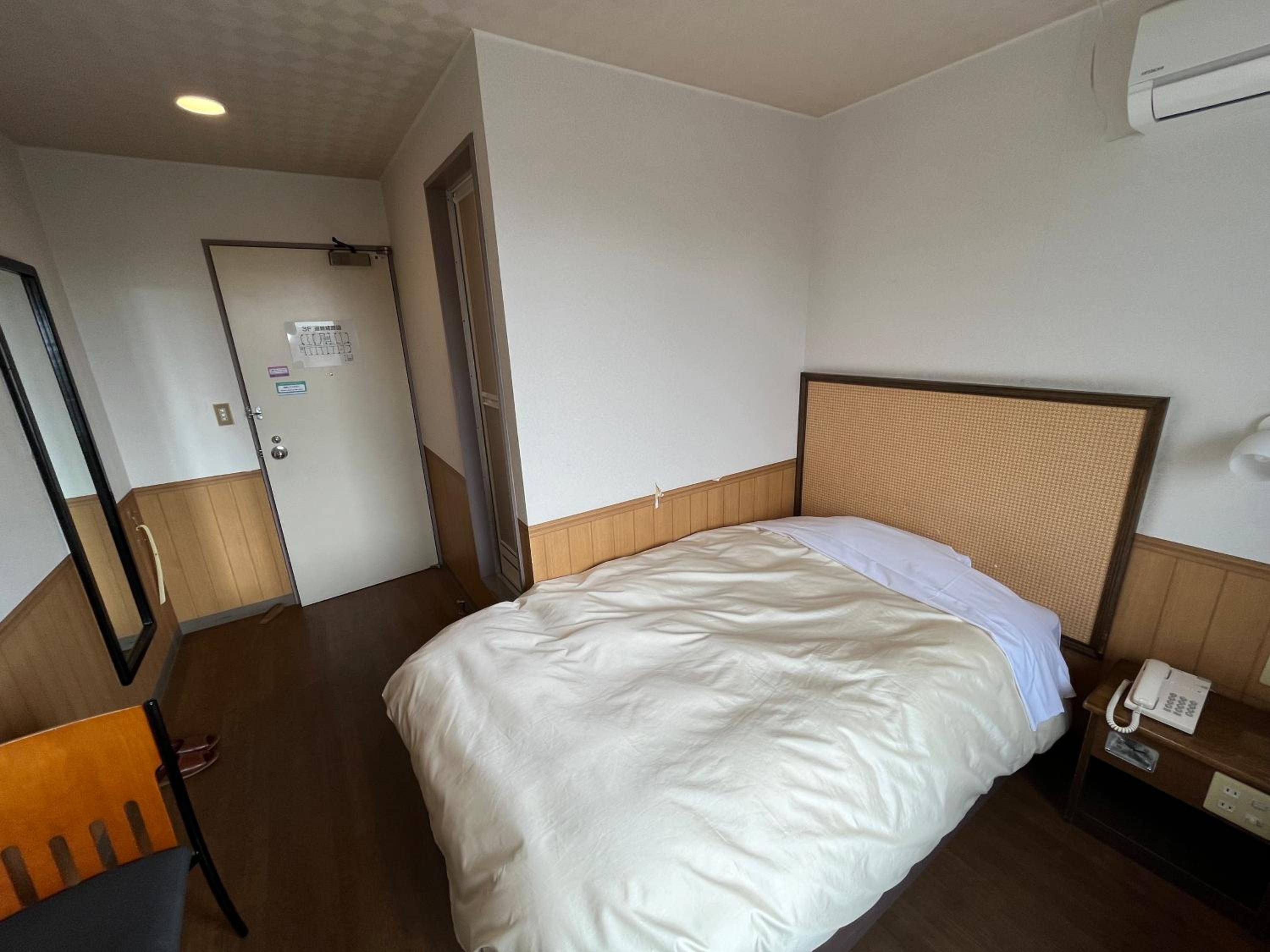 Double Room with Small Double Bed - Smoking - Photo 4