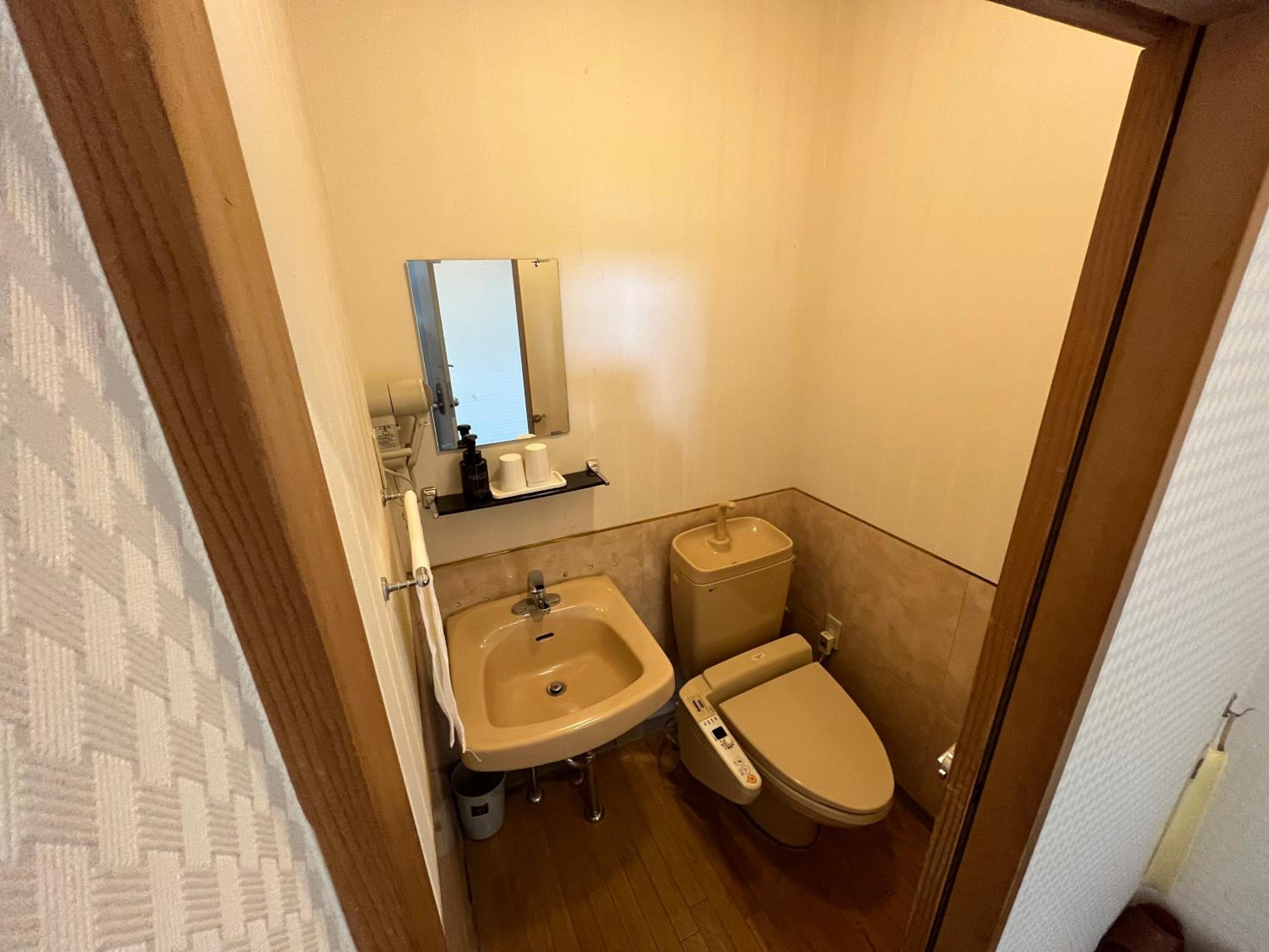 Japanese-Style Quadruple Room with Shared Bathroom - Smoking - Photo 8