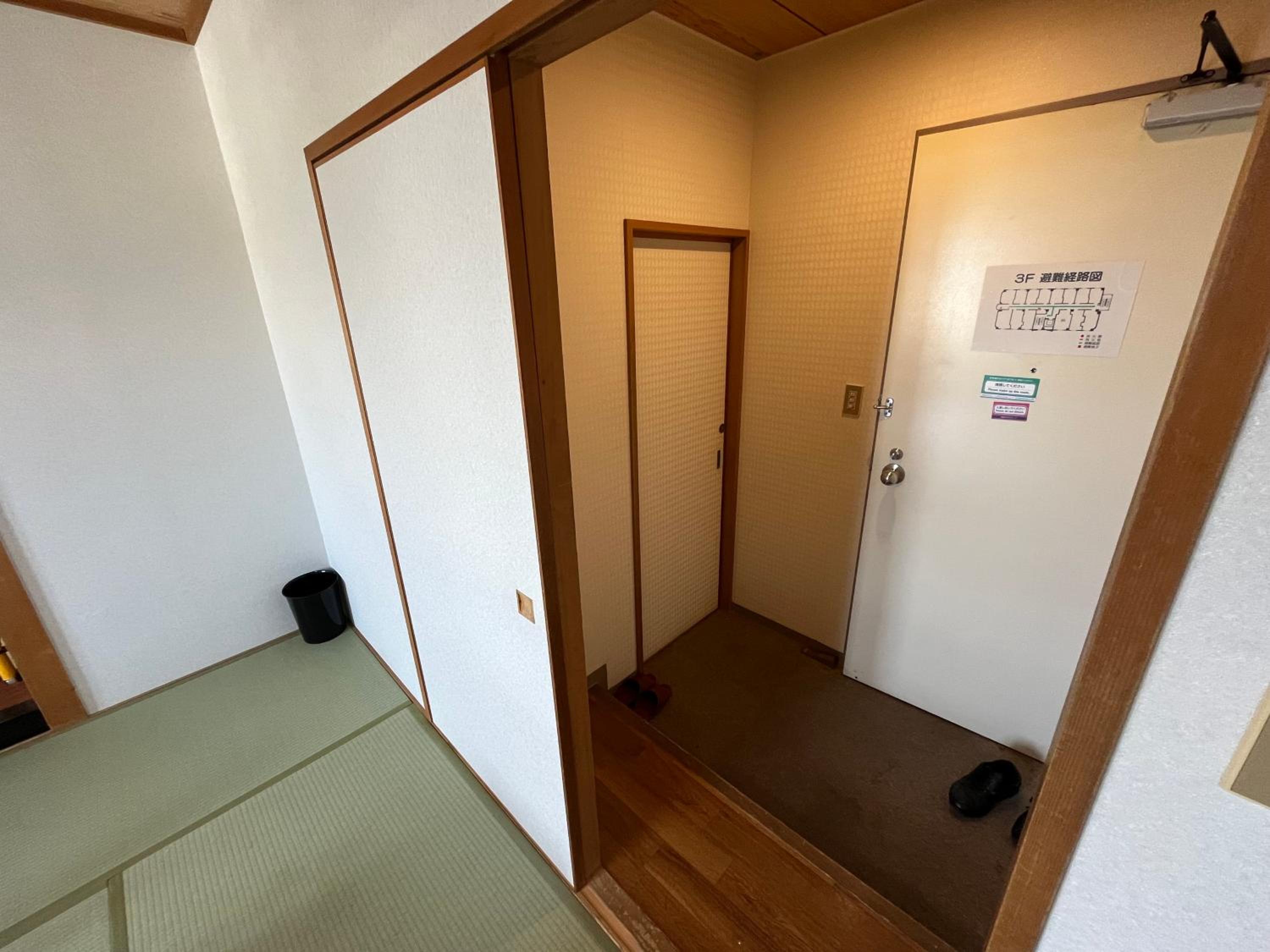 Japanese-Style Quadruple Room with Shared Bathroom - Smoking - Photo 6
