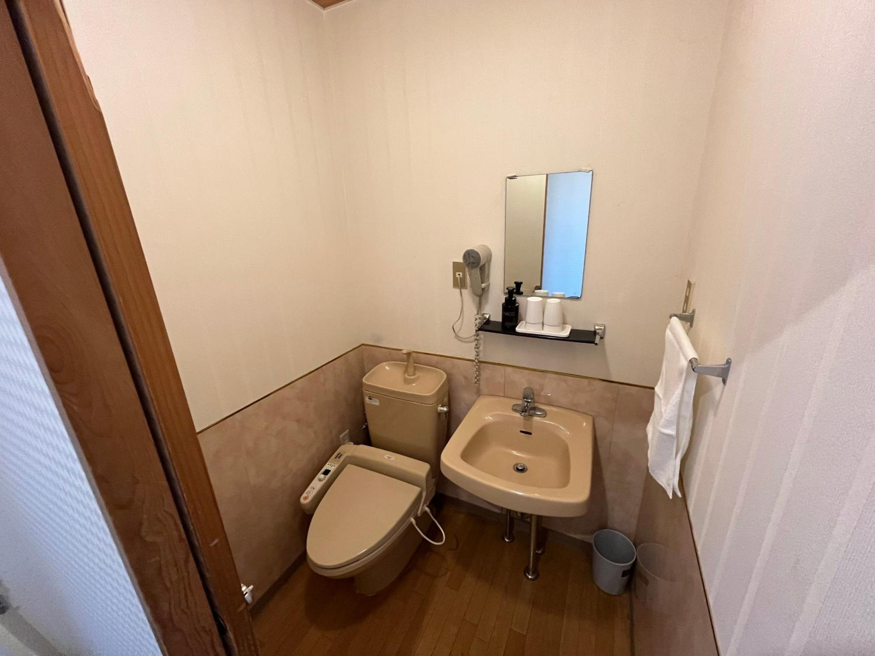 Japanese-Style Quadruple Room with Shared Bathroom - Smoking - Photo 5