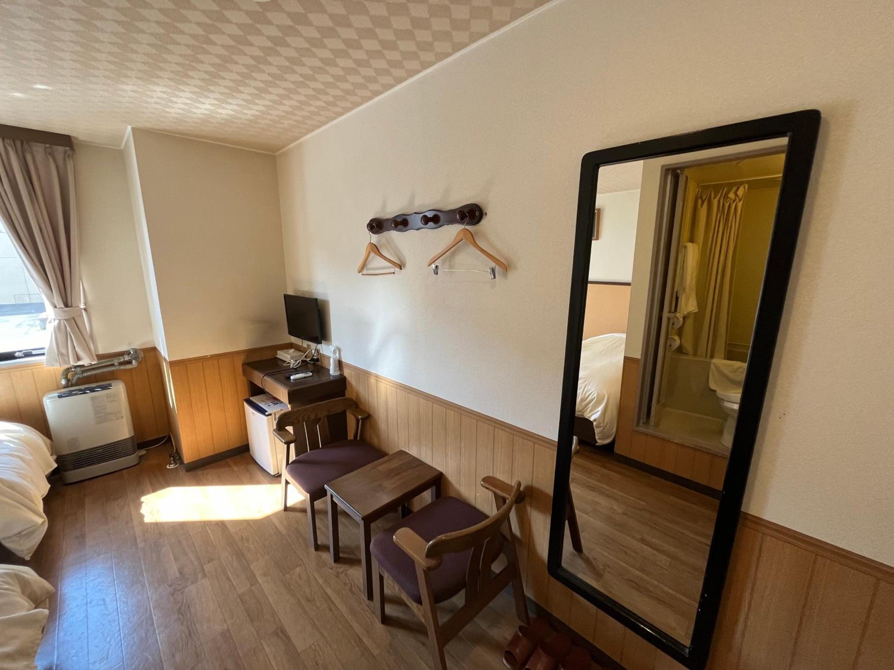 Twin Room - Non-Smoking - Photo 2
