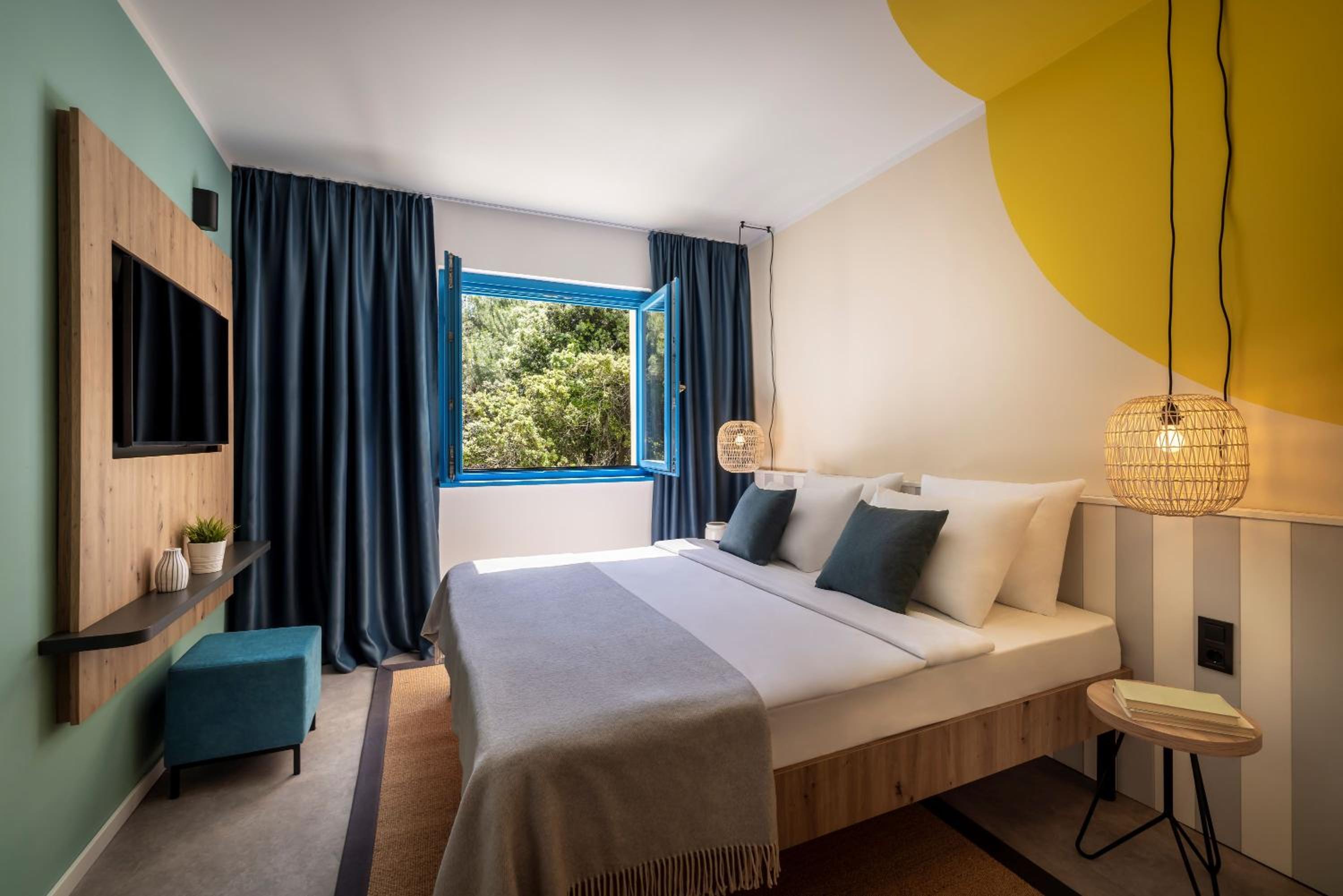 Bed & Sleeping Area