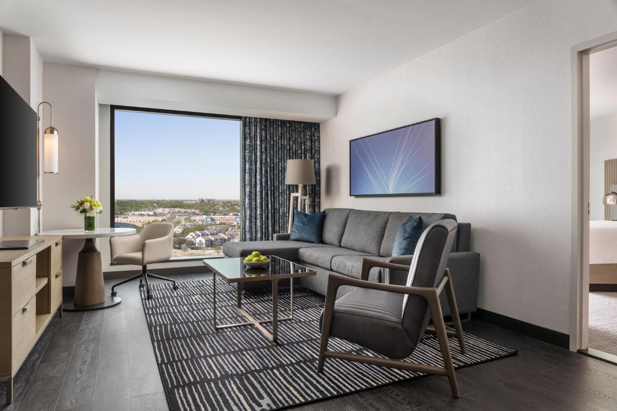 Luxury Suite King Hearing Accessible - Photo 5