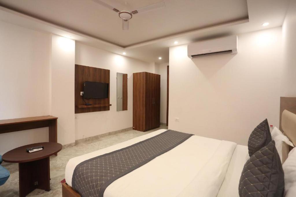 Deluxe Double Room (2 Adults + 1 Child)
