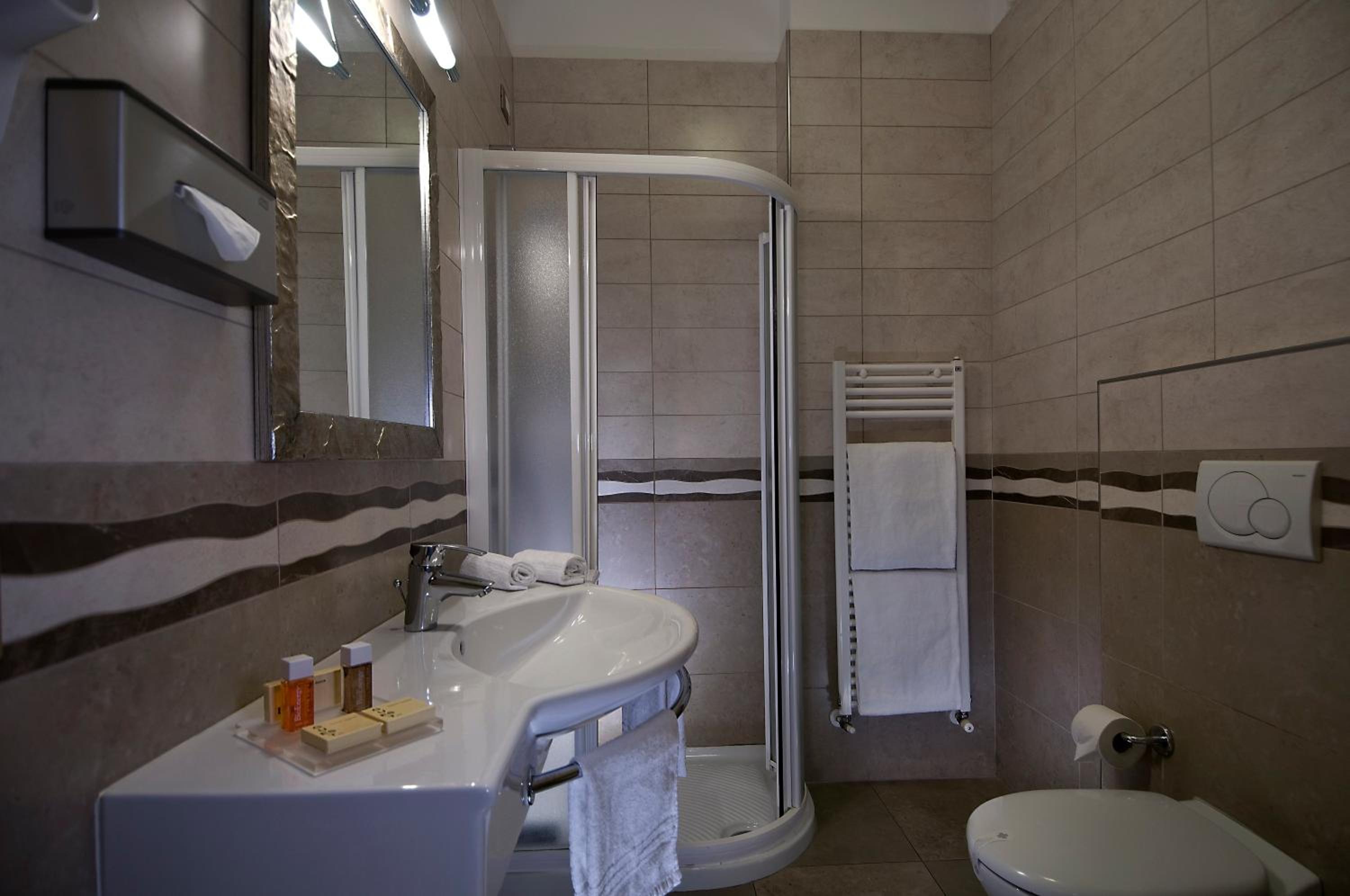 Standard Double or Twin Room with Balcony - Photo 2