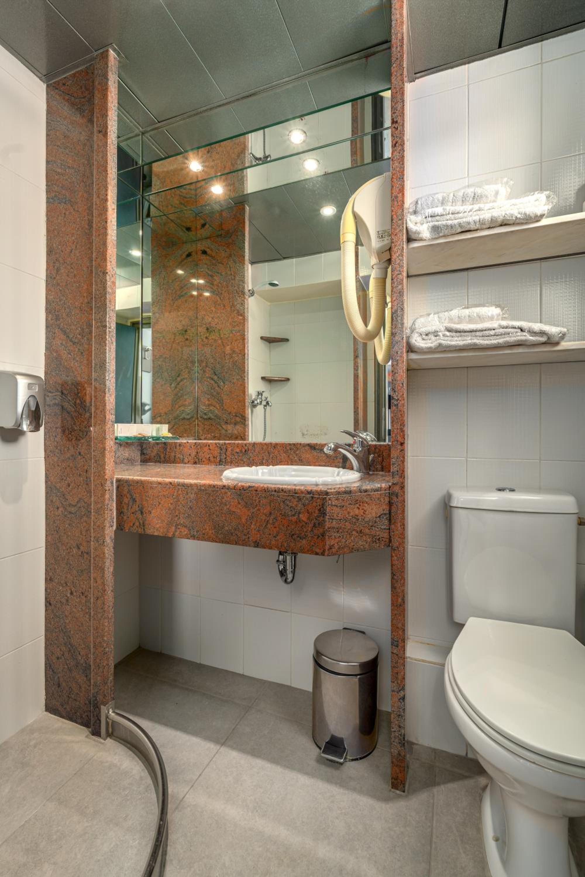 Twin Room with Shower - Photo 2