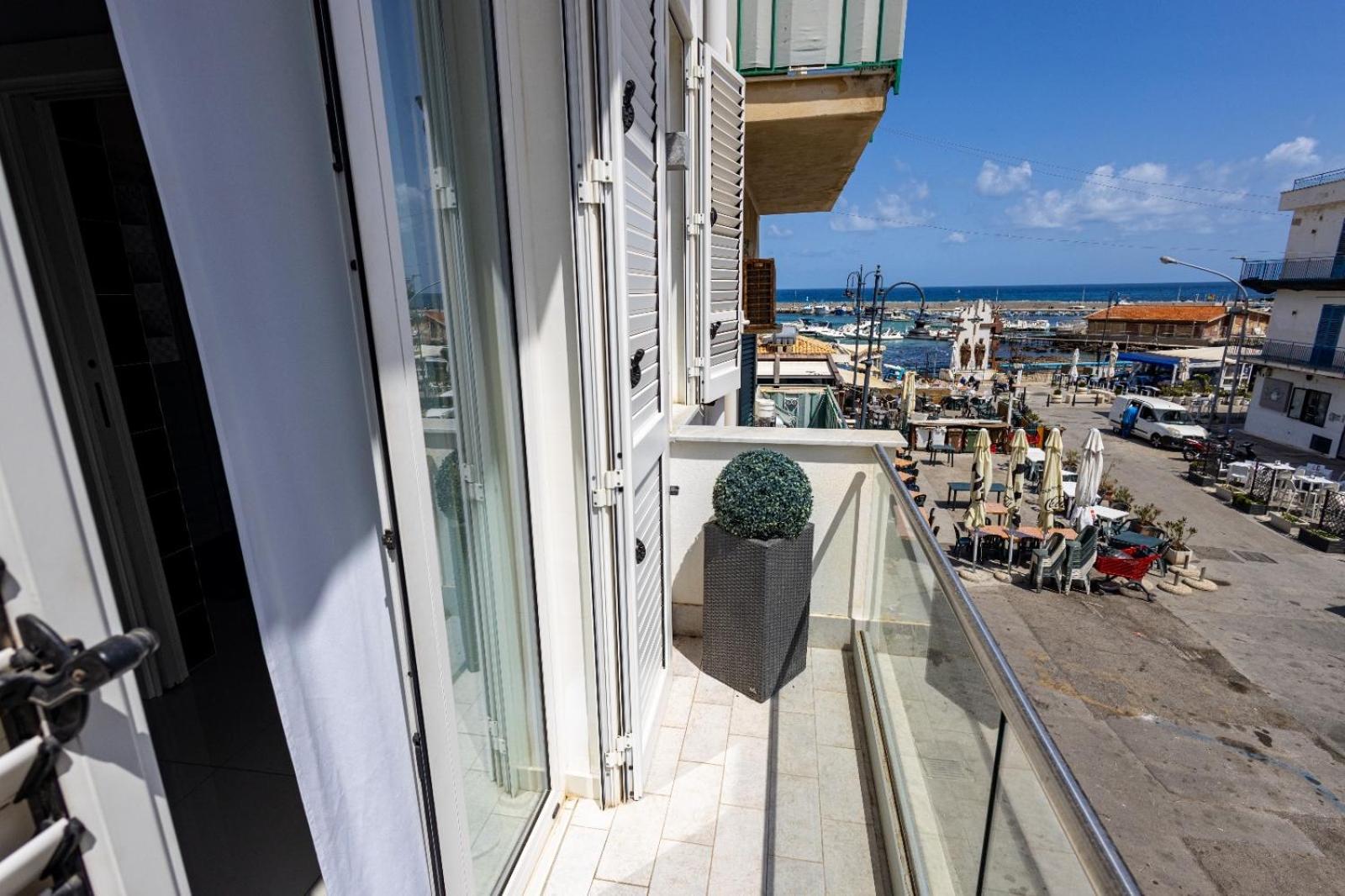 Deluxe Double Room with Balcony and Sea View photo 2