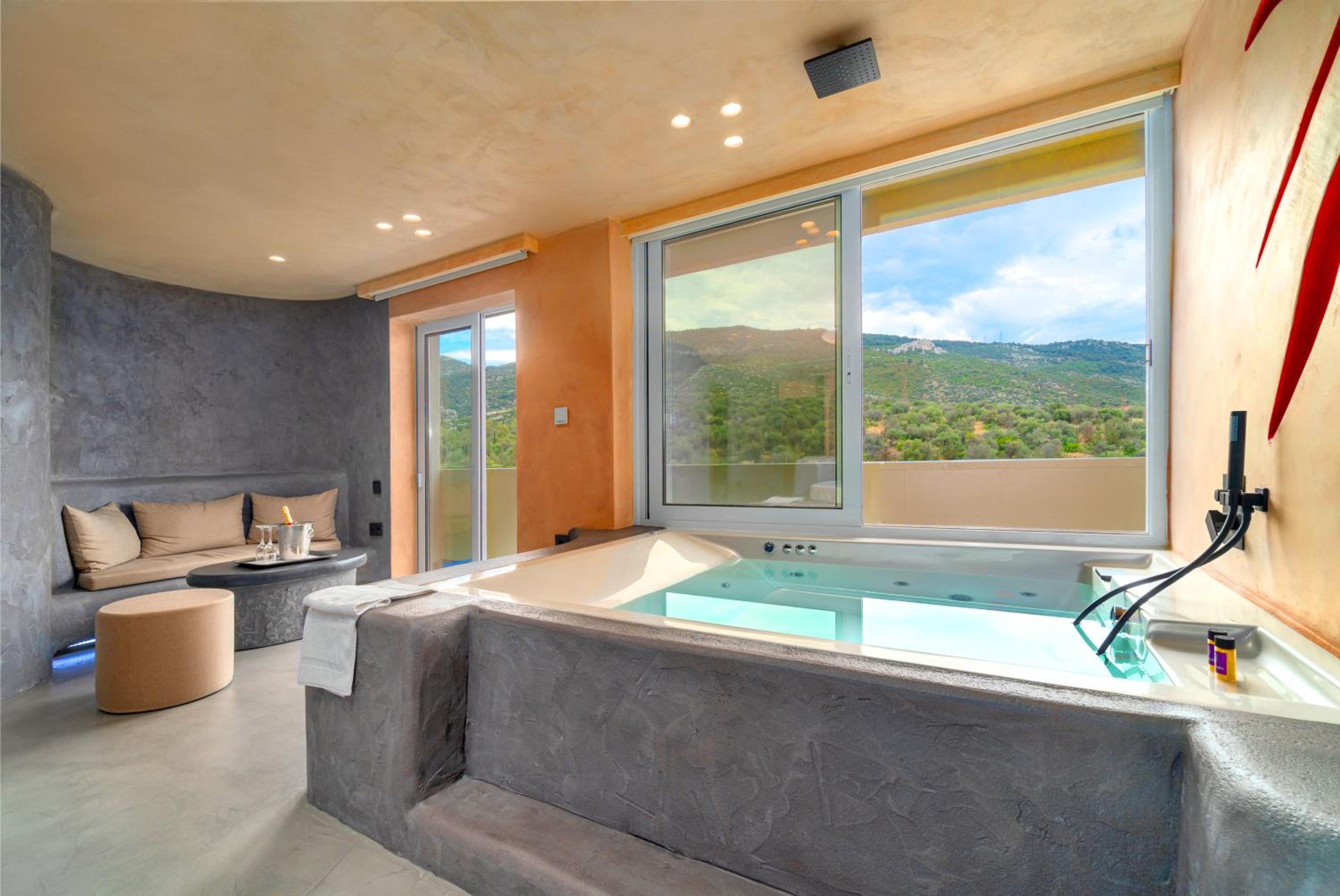 King Suite with Spa Bath - Photo 2