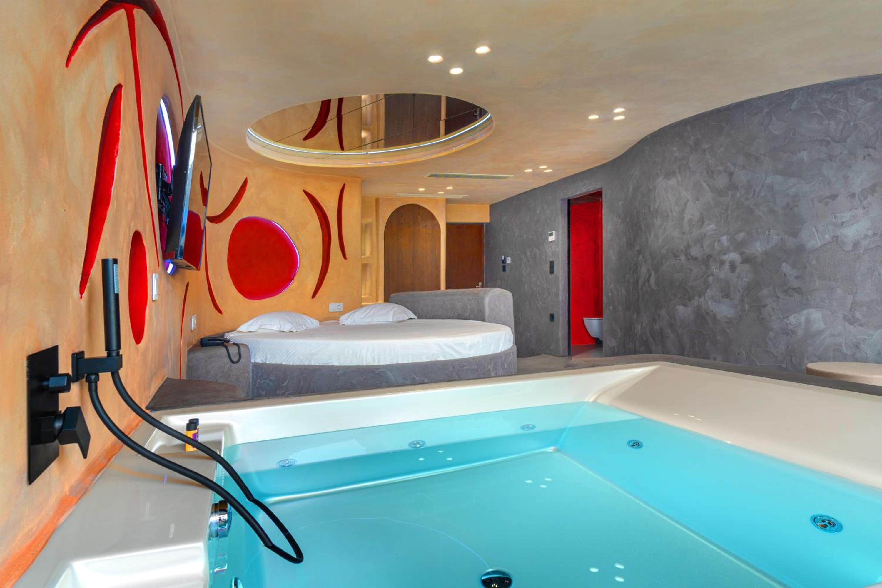 King Suite with Spa Bath - Photo 4