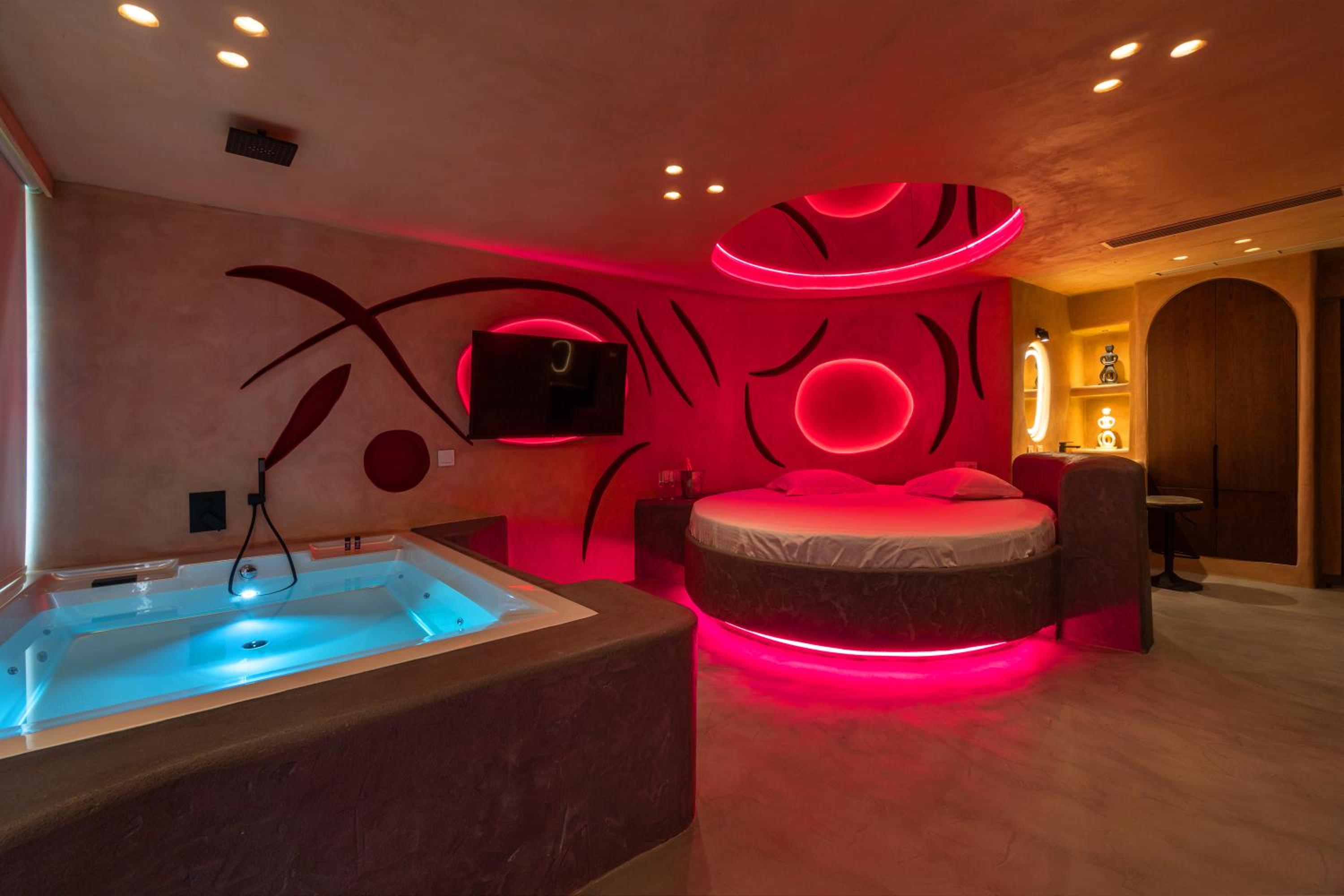 King Suite with Spa Bath - Photo 3