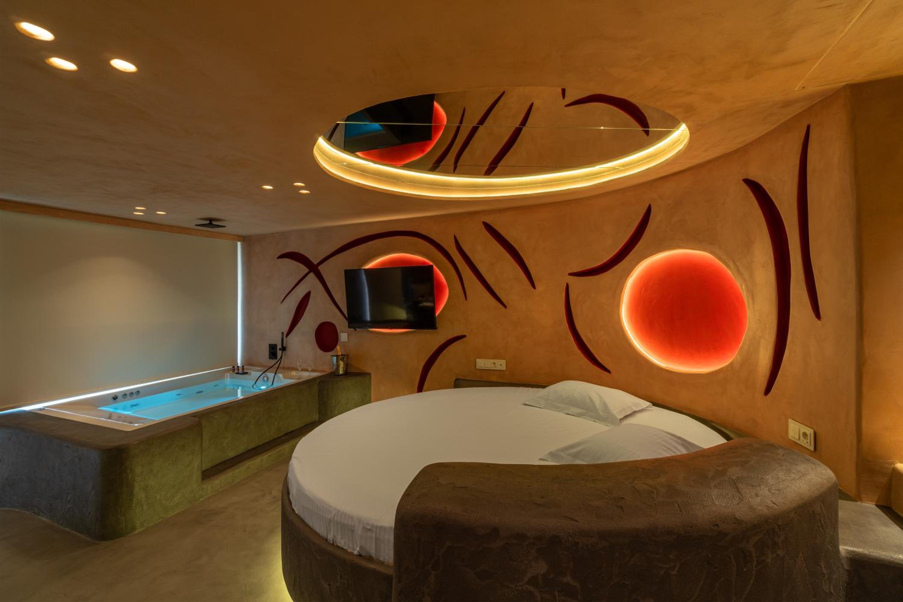 King Suite with Spa Bath - Photo 1