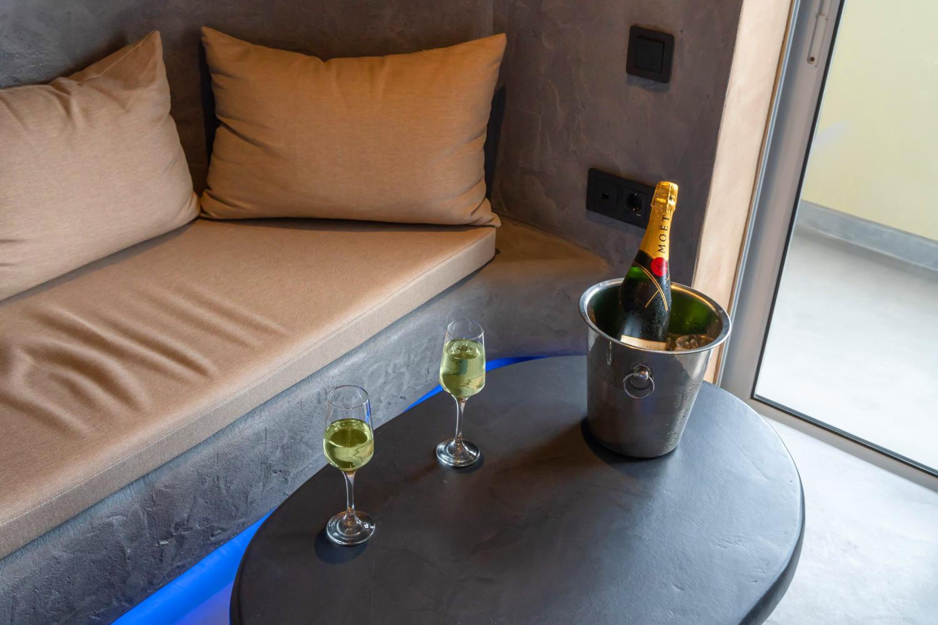 King Suite with Spa Bath - Photo 16
