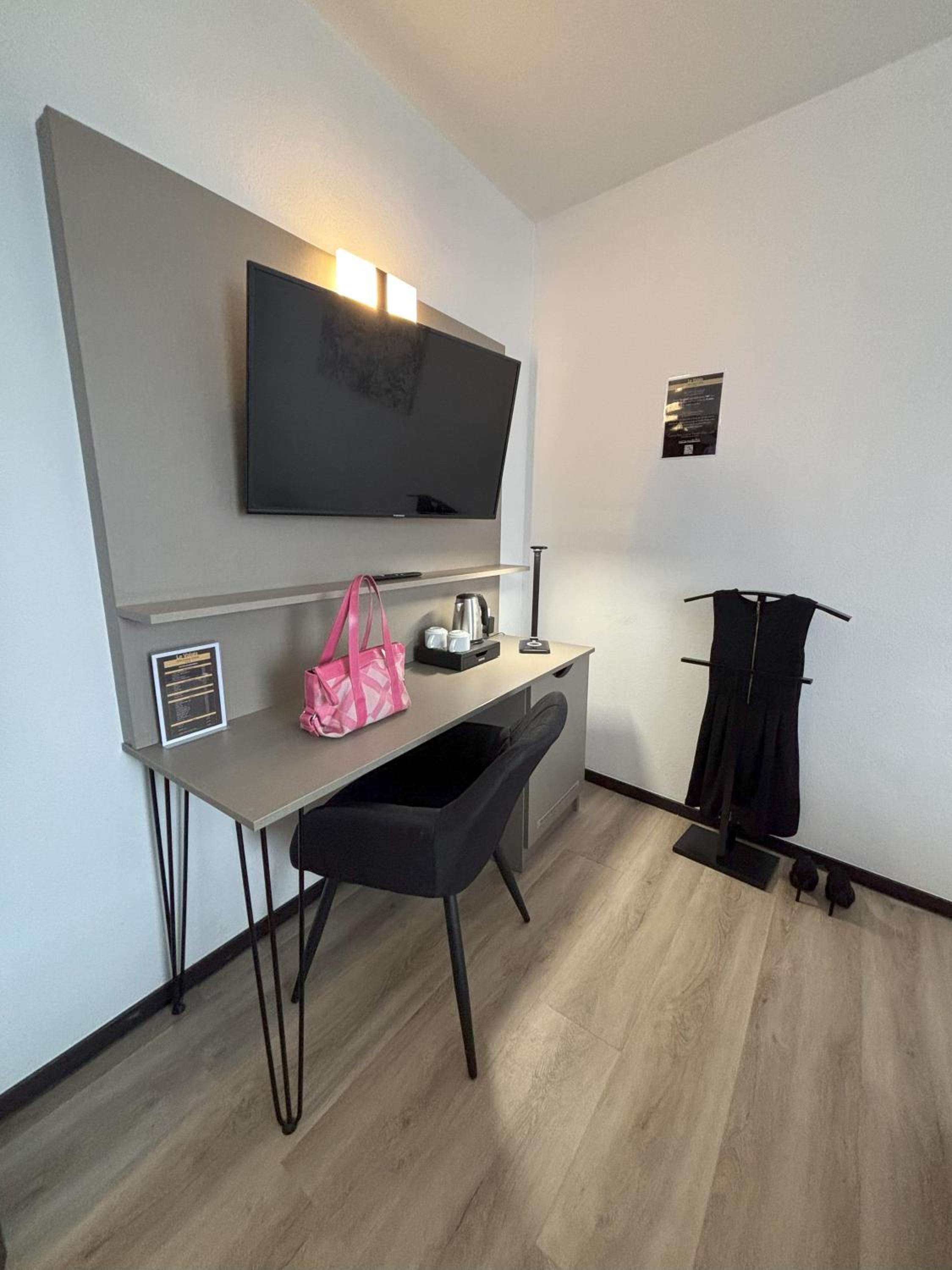 Superior King Room - Photo 3