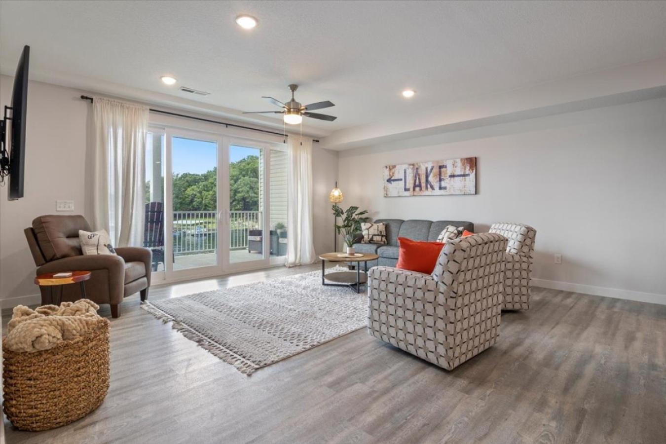 Apartment With Lake View photo 3