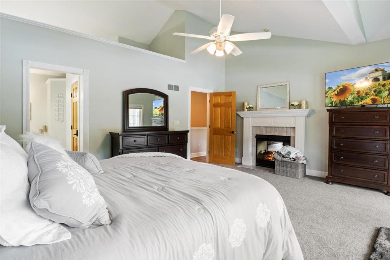 Three-Bedroom House photo 2