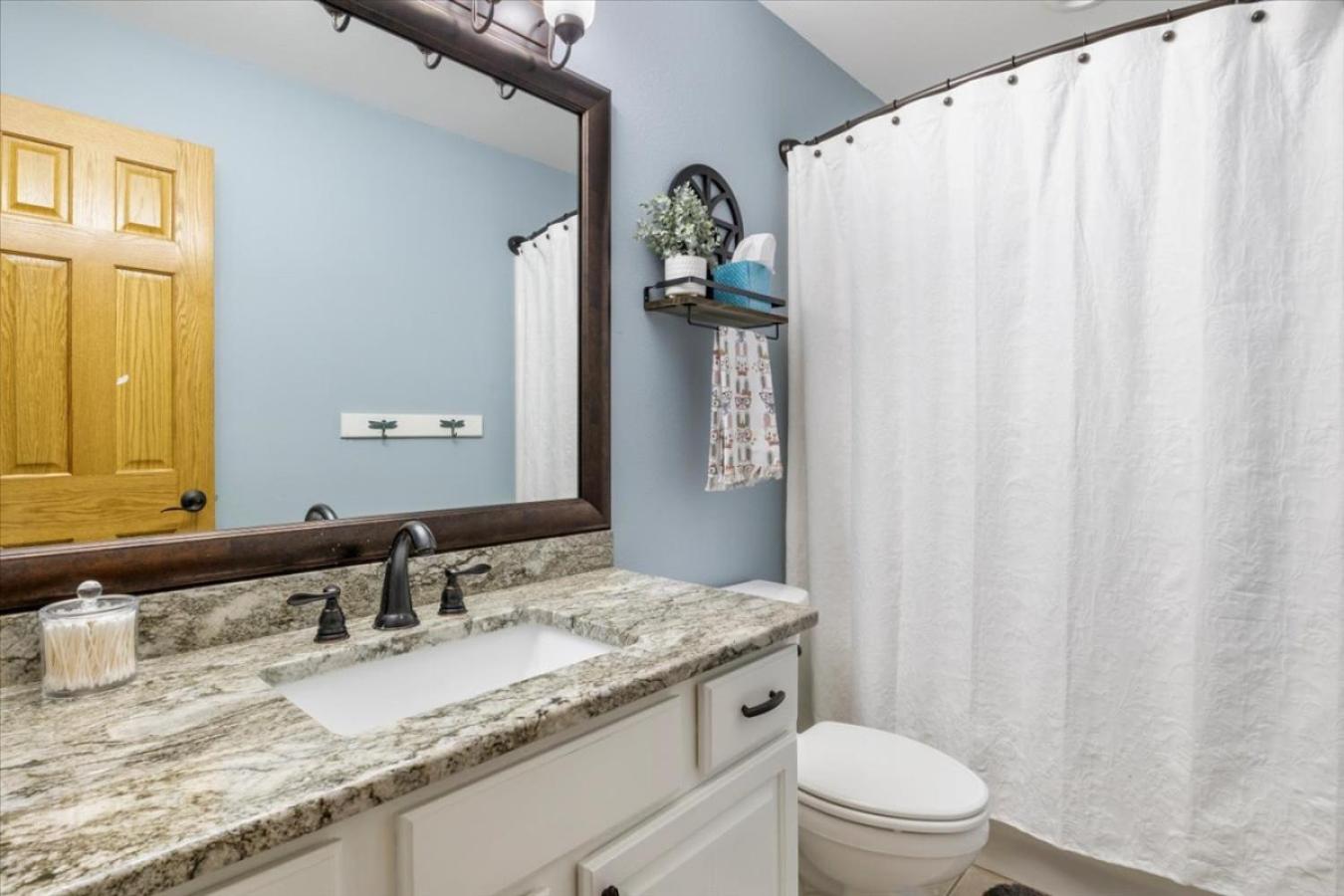 Three-Bedroom House photo 3