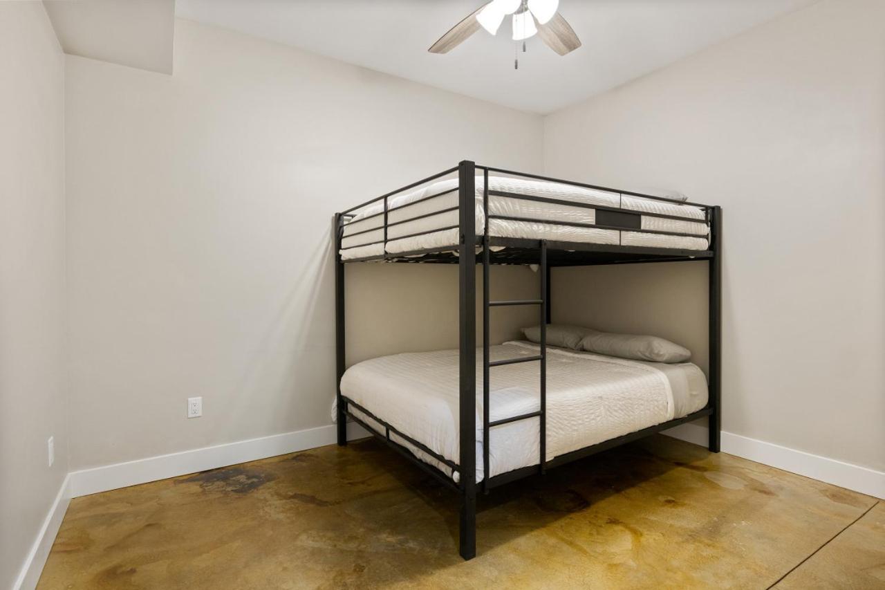 Six-Bedroom House photo 3