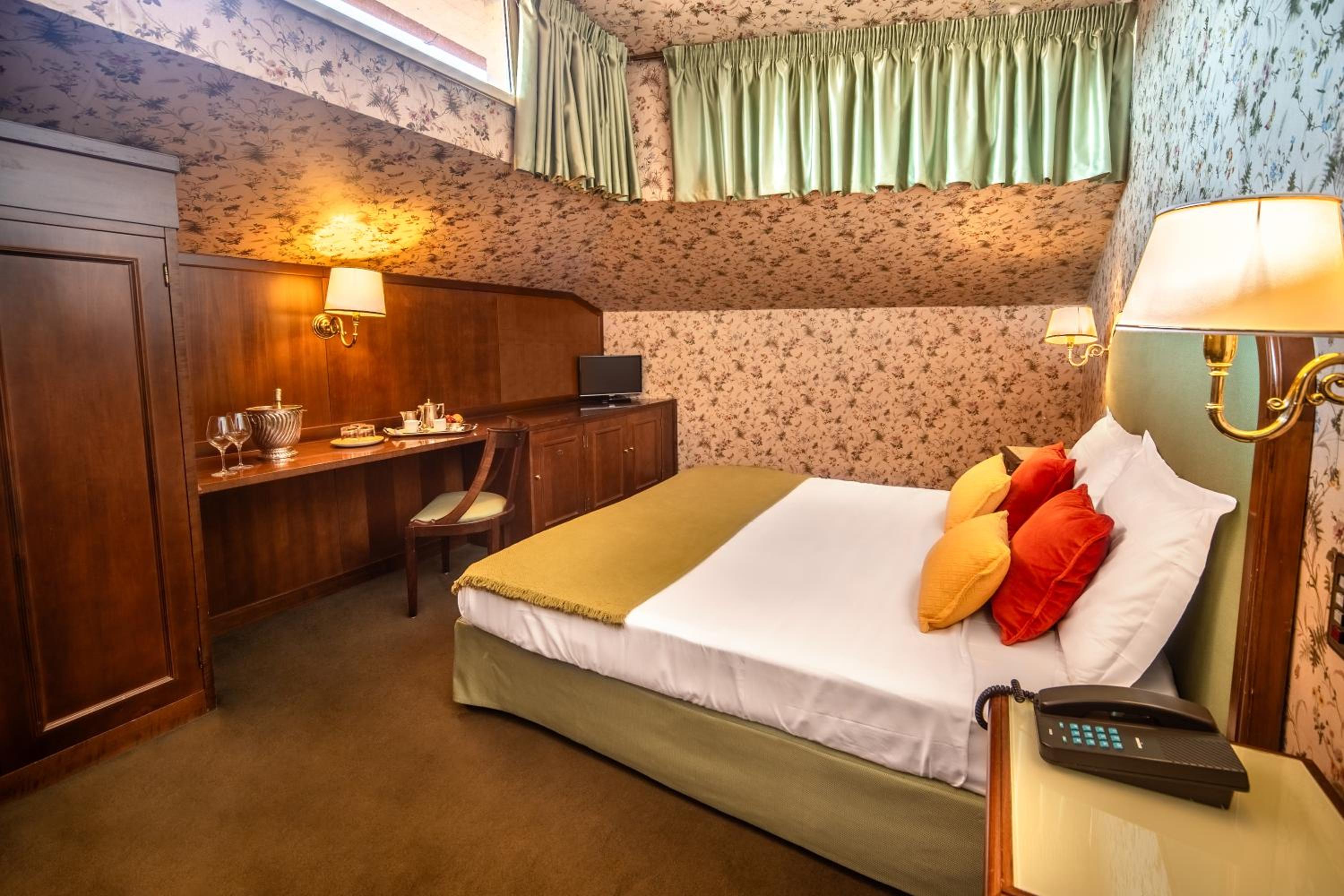  Basic Double Room With Small Window photo 1