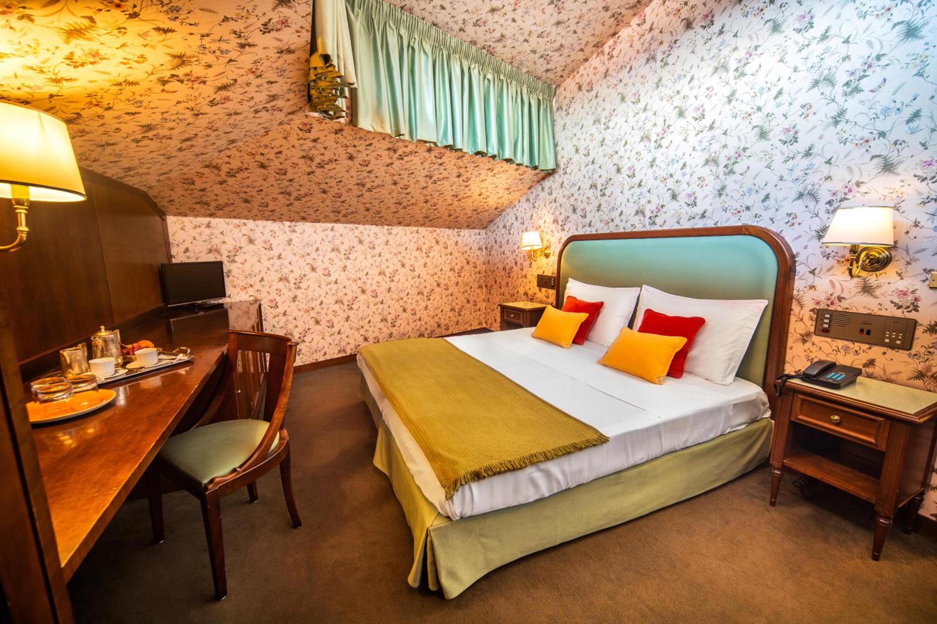  Basic Double Room With Small Window photo 3