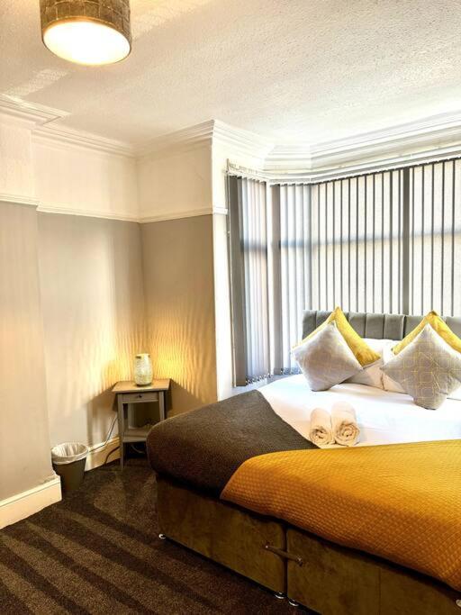 Five-Bedroom House photo 1