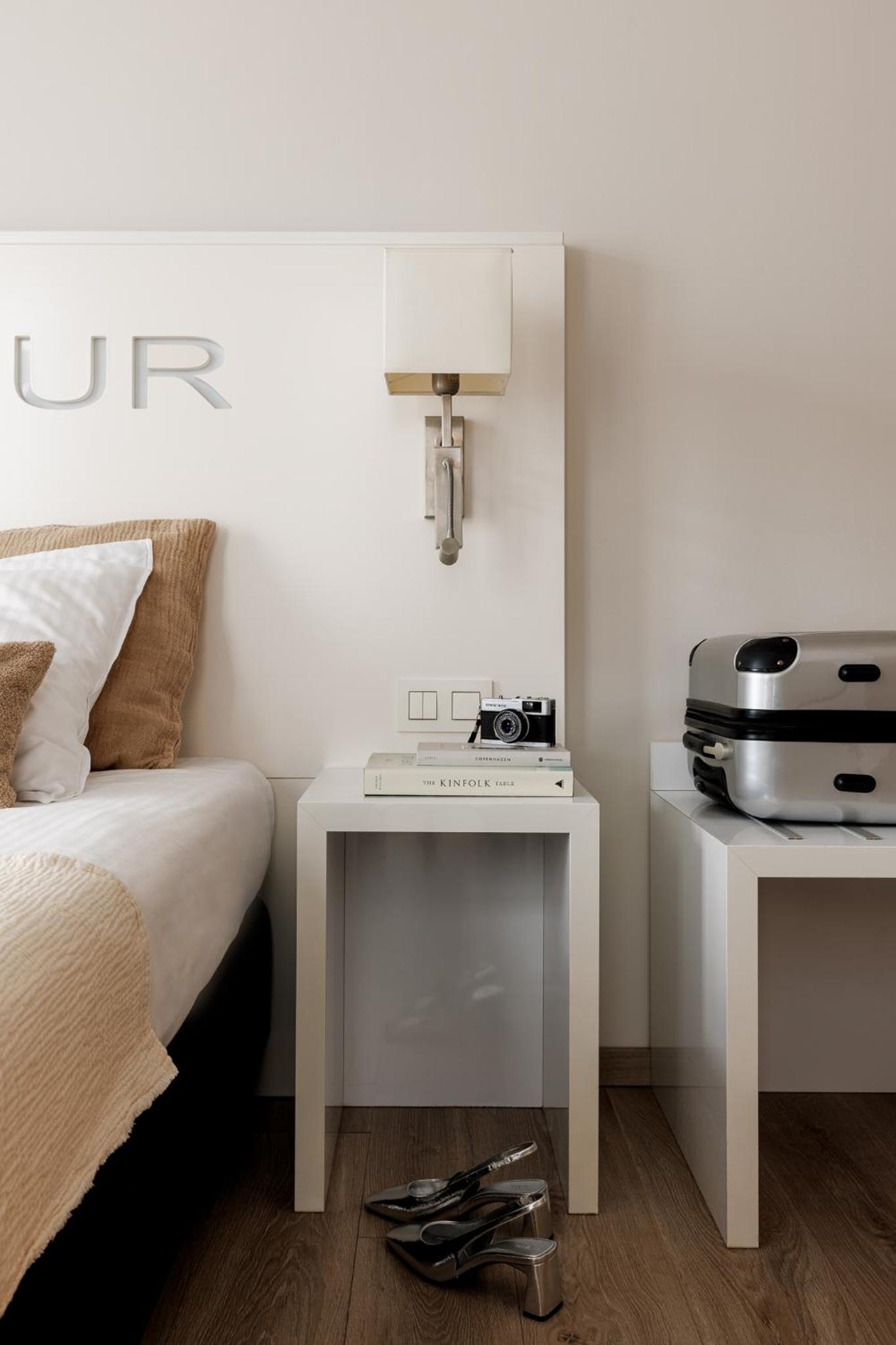 Deluxe King Room - Photo 6