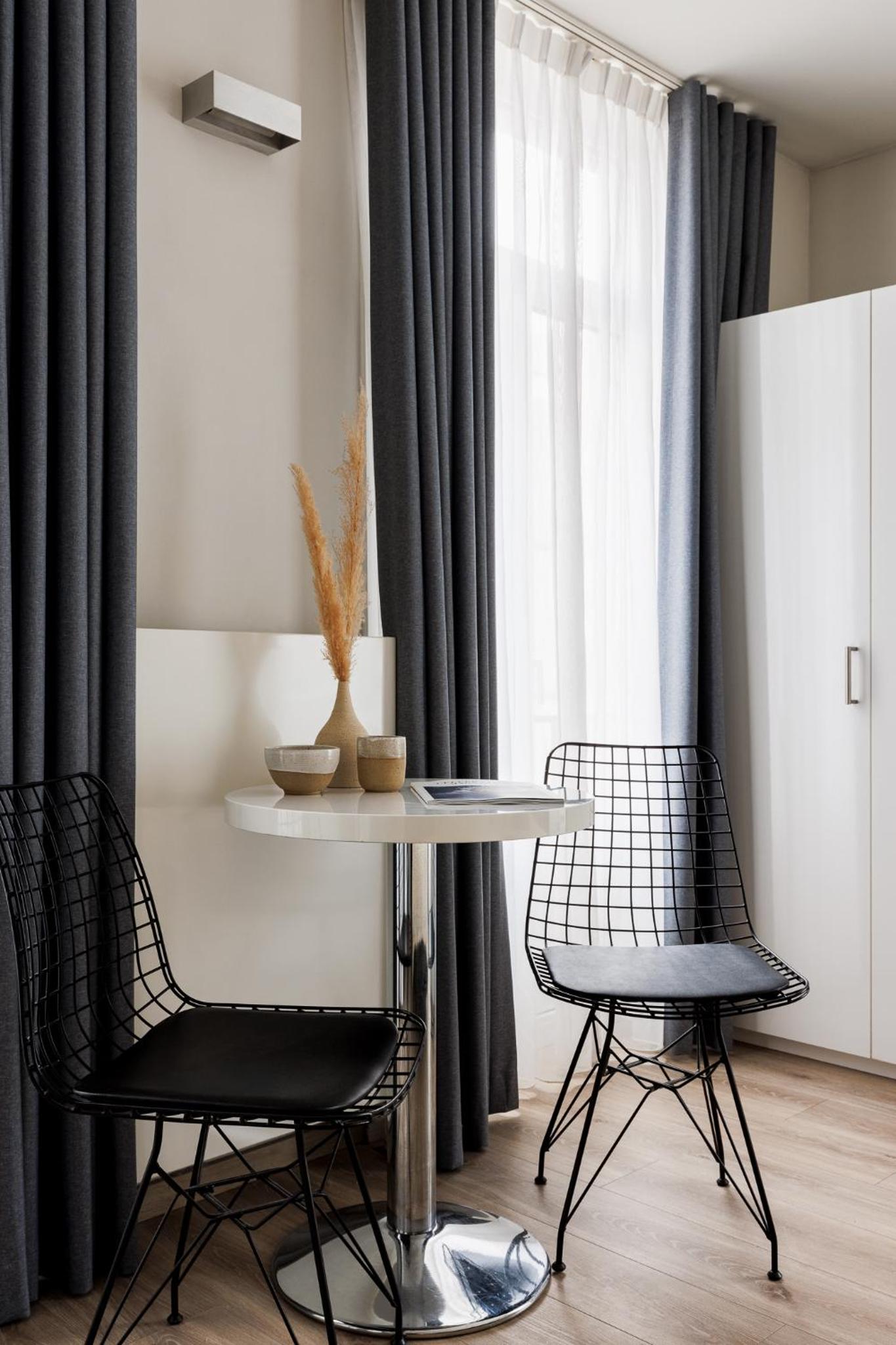 Deluxe King Room - Photo 8