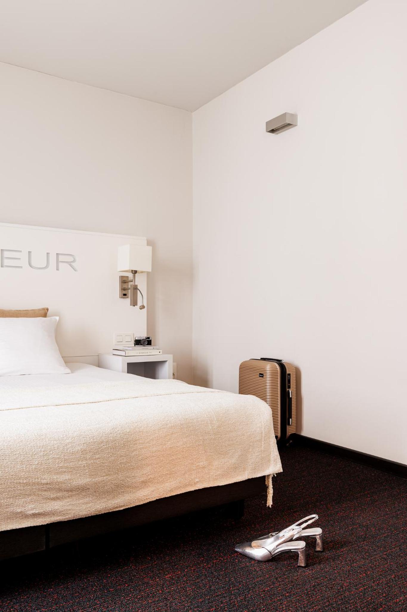 Deluxe King Room - Photo 3