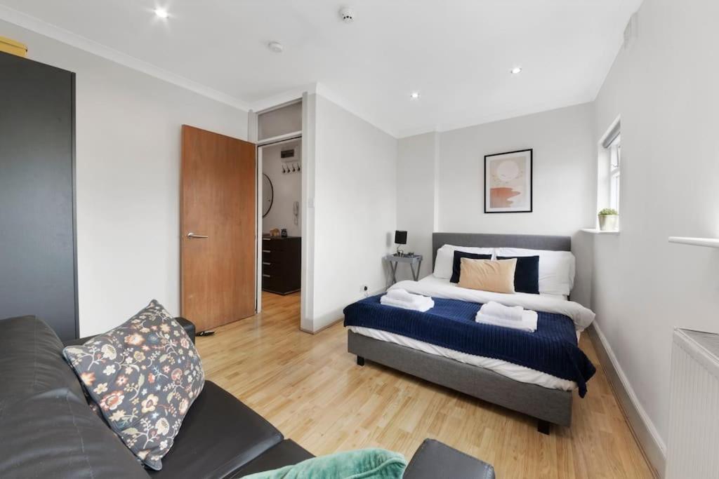 One-Bedroom Apartment photo 2