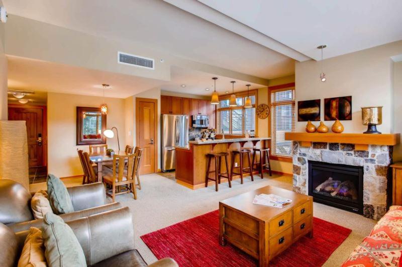 Two-Bedroom Apartment with Mountain View photo 1