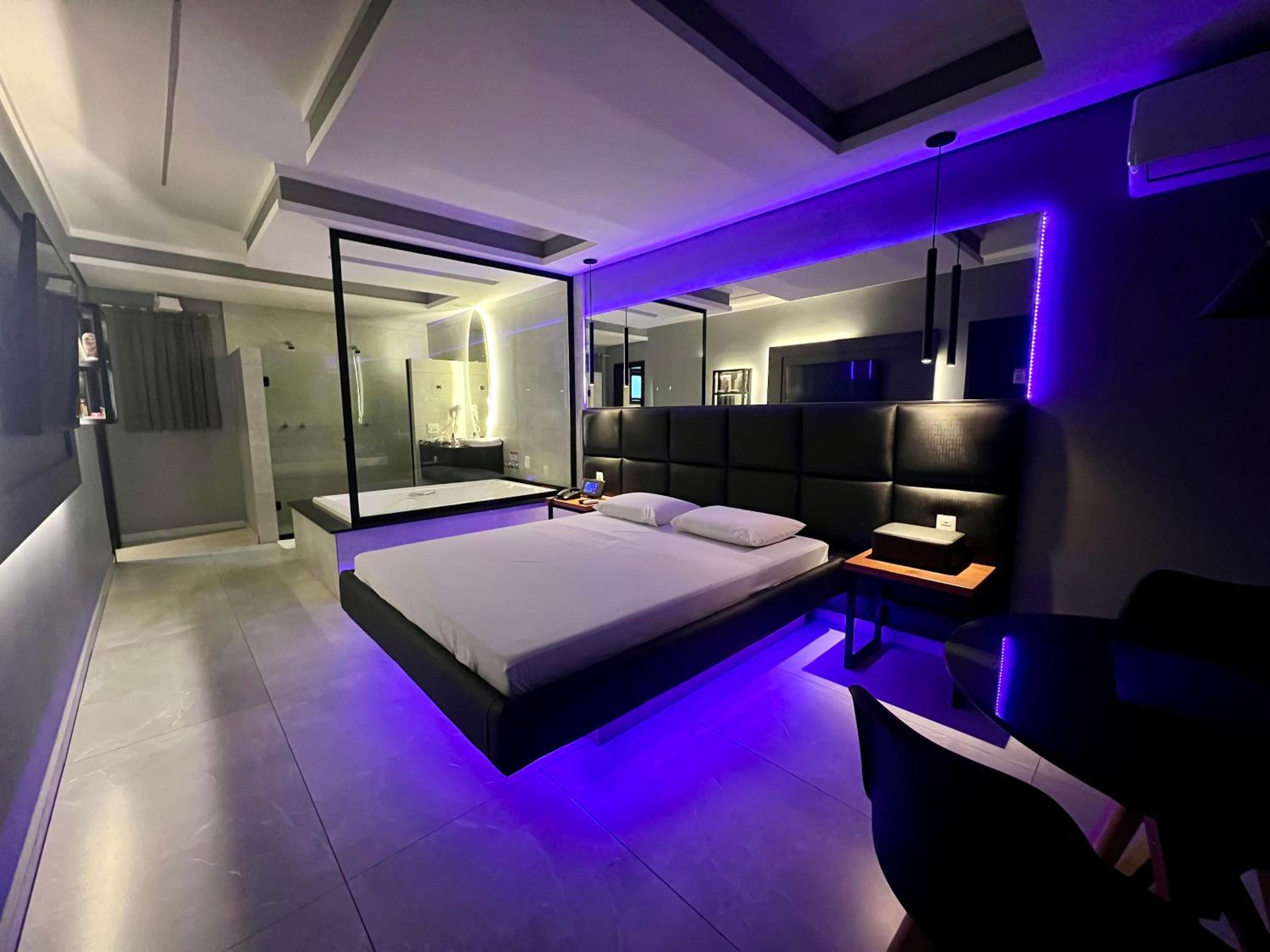 Queen Suite with Spa Bath photo 2