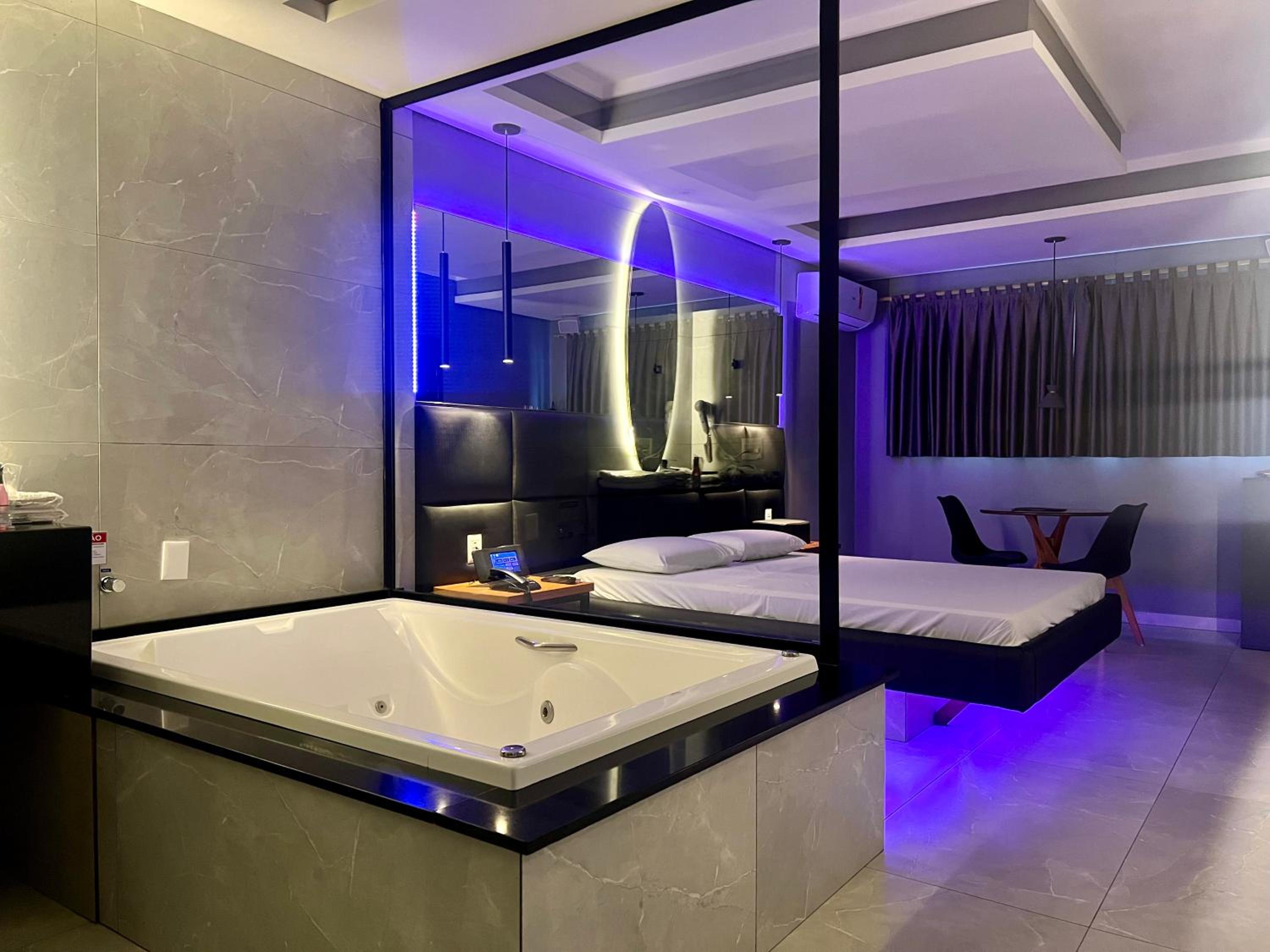 Queen Suite with Spa Bath photo 1