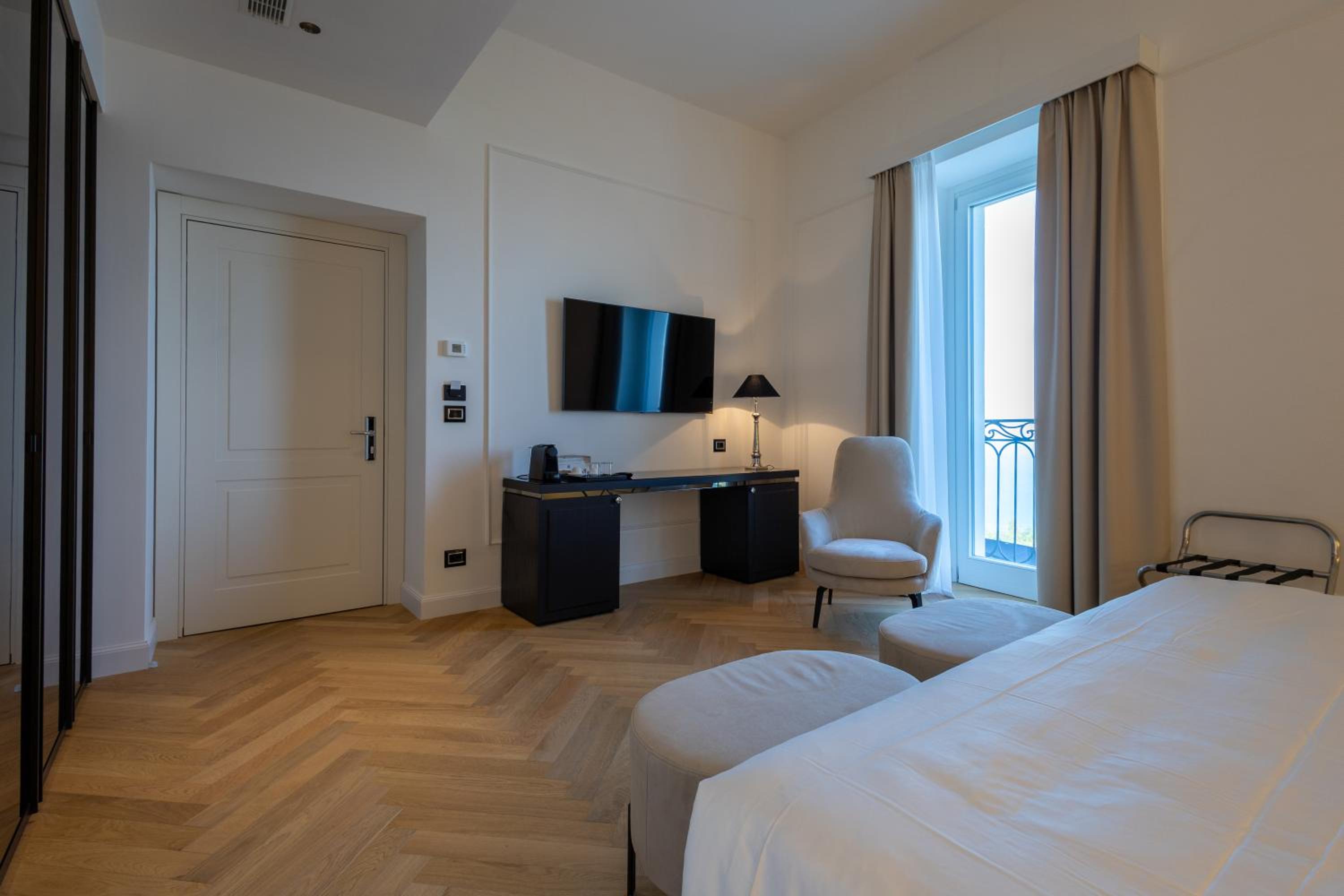 Deluxe Double Room with Balcony and Sea View
