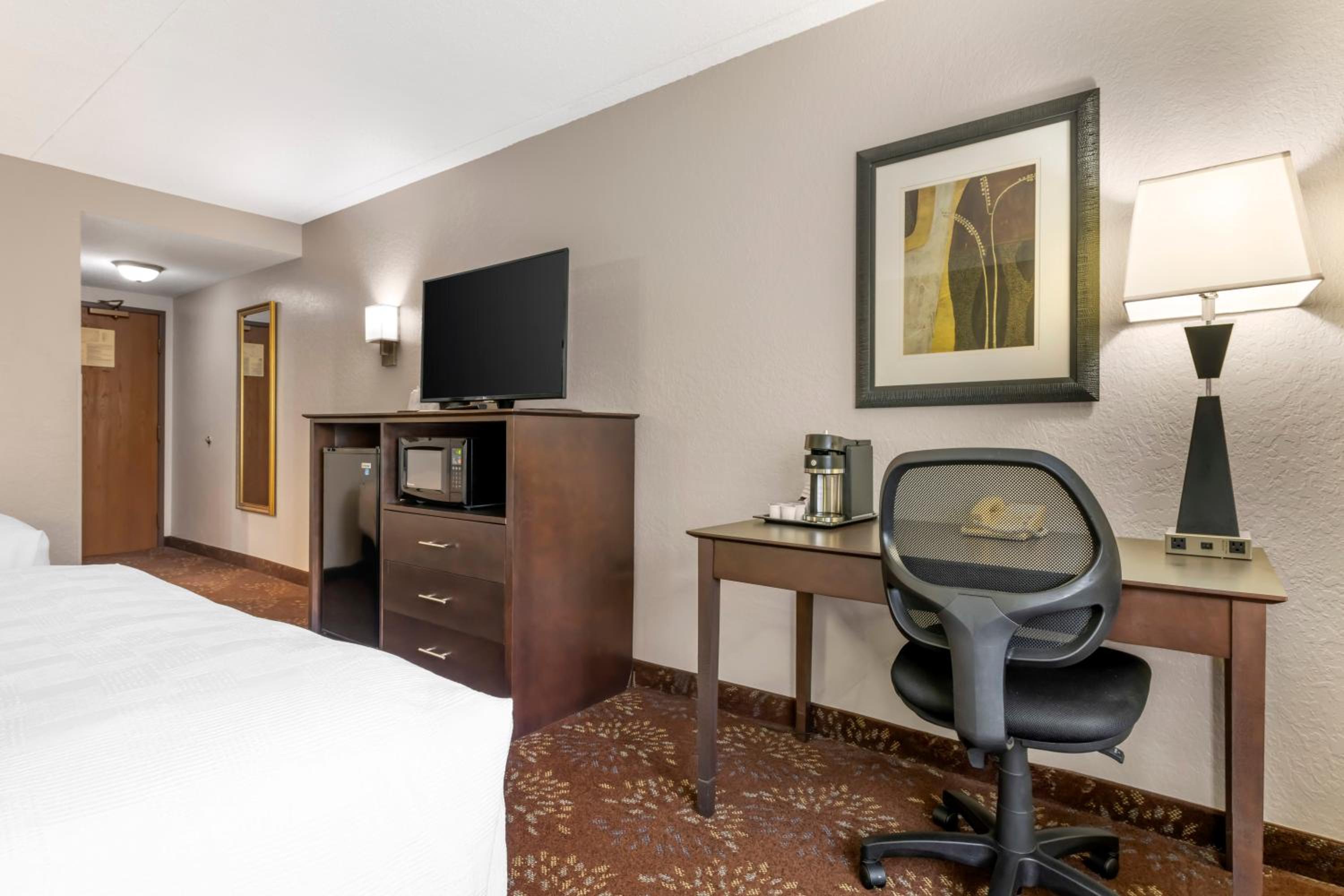 Queen Room with Two Queen Beds - Non-Smoking - Photo 1