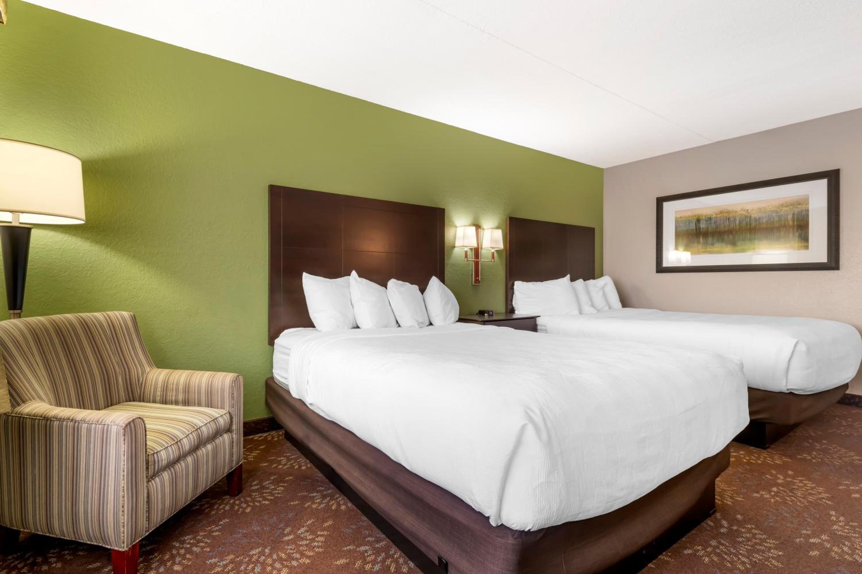 Queen Room with Two Queen Beds - Non-Smoking - Photo 3