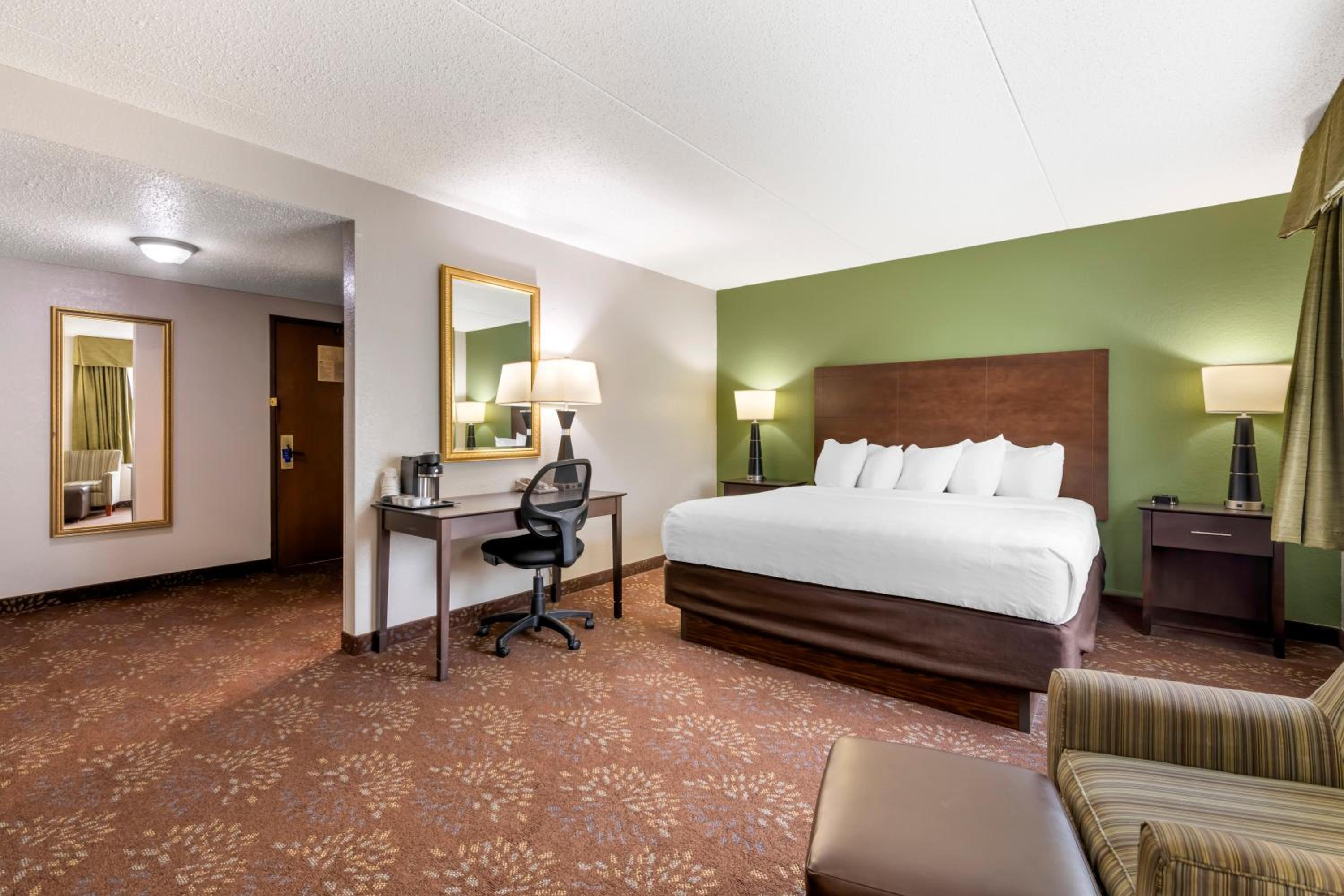 Deluxe King Room - Photo 1