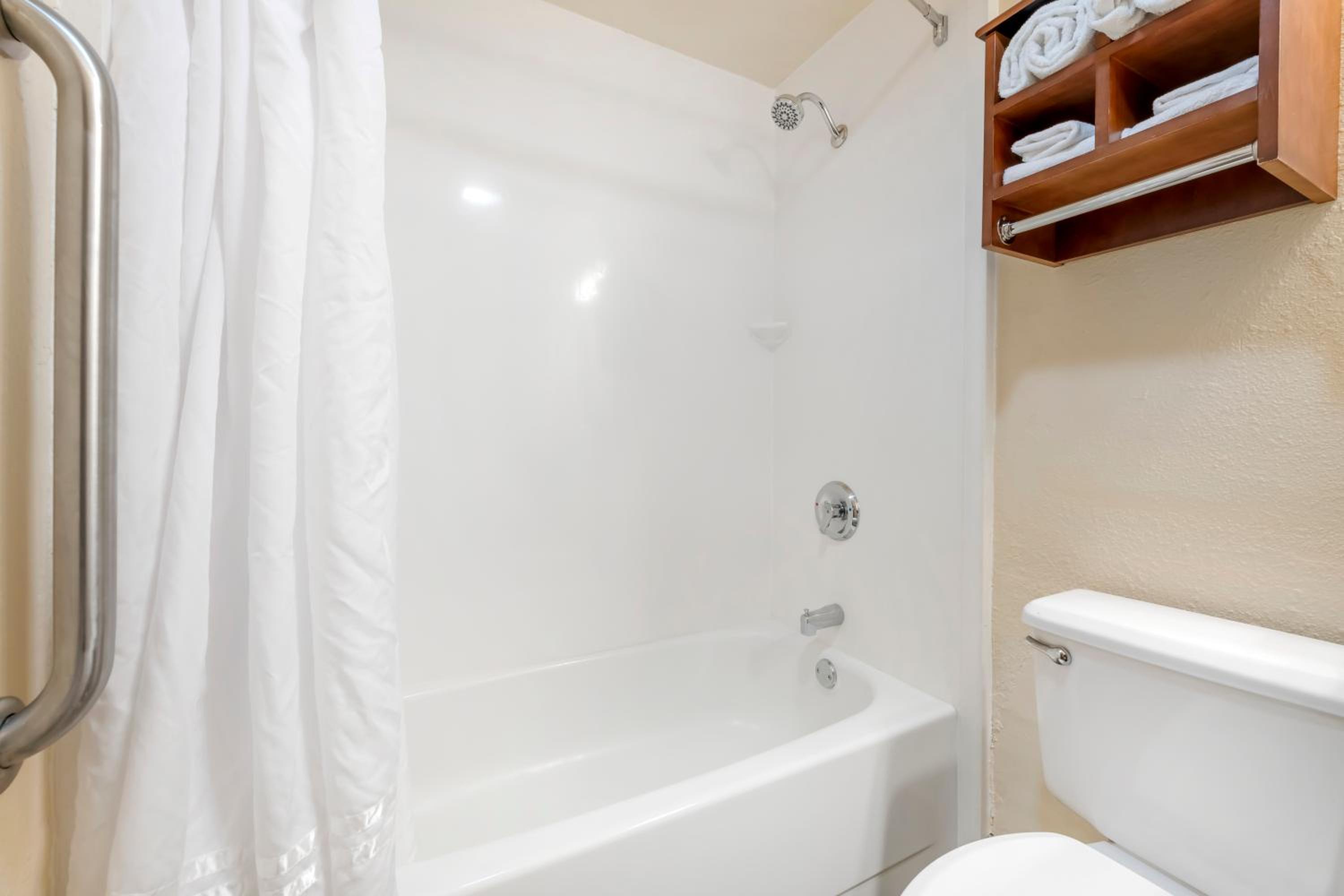King Room - Non-Smoking - Photo 4